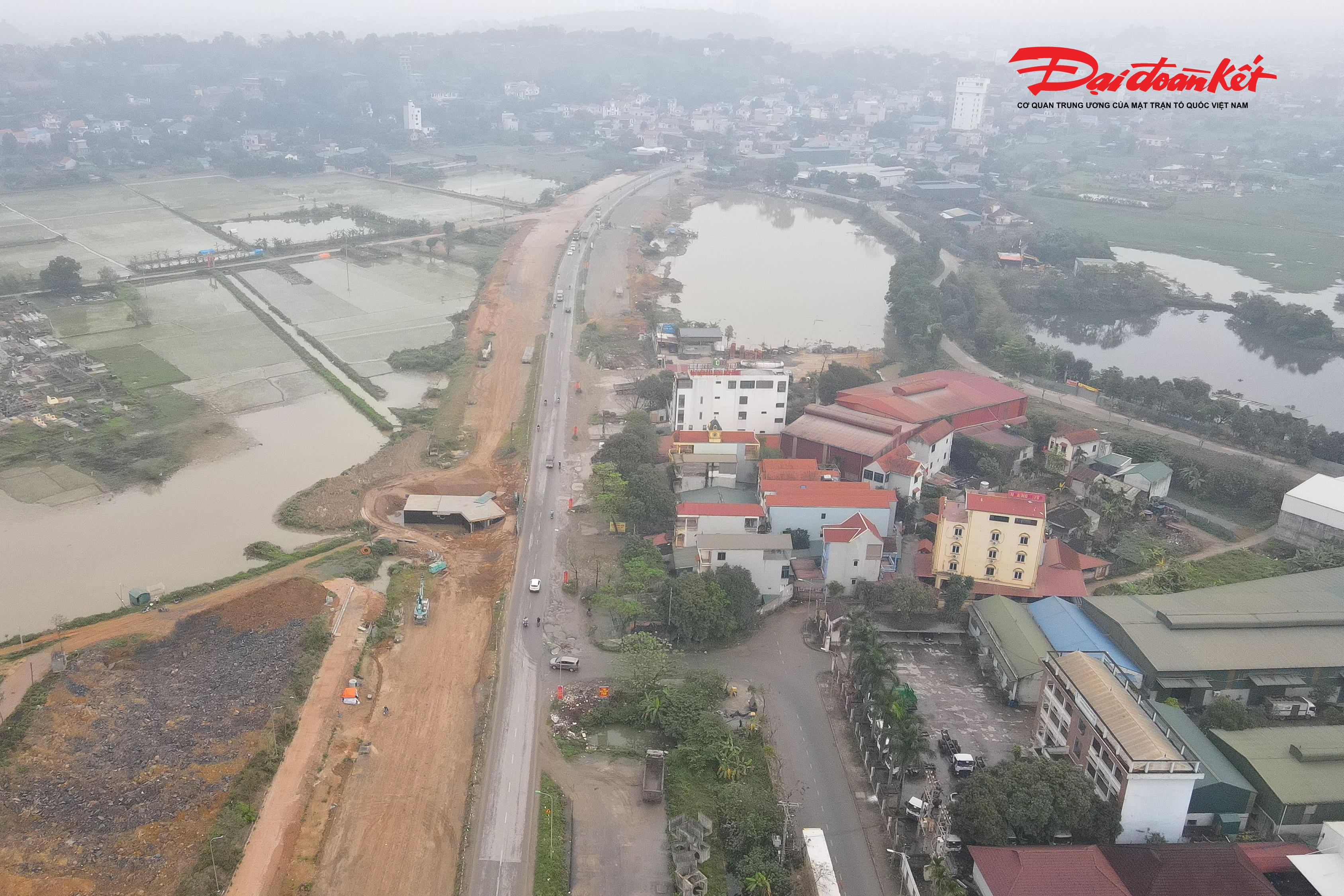 Nhiều vị trí phải thi công “xôi đỗ” do chưa hoàn thành giải phóng mặt bằng, khiến việc triển khai các hạng mục chưa thể thực hiện đồng bộ trên toàn tuyến.