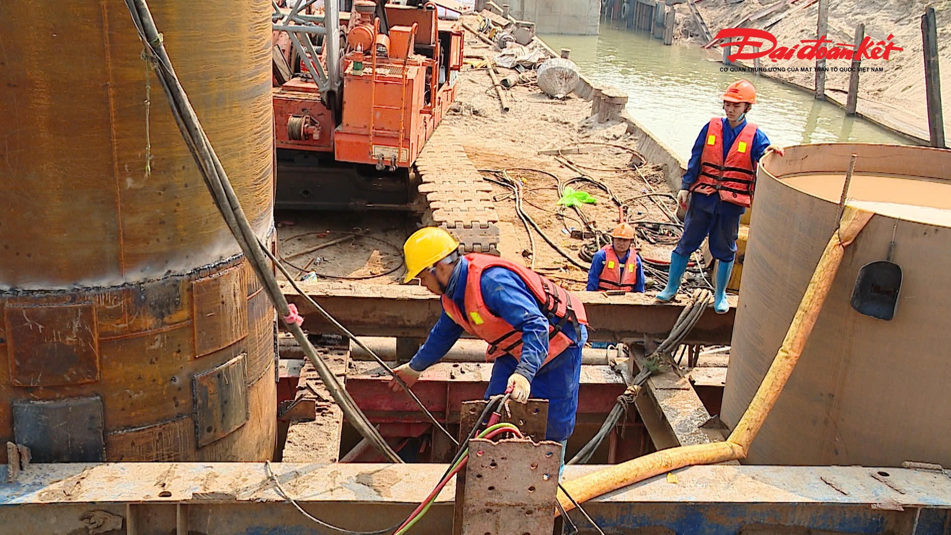 Ông Trần Đăng Khoa, Kỹ sư trưởng dự án cầu Hồng Hà cho biết, hiện đơn vị đang huy động 30 mũi thi công với gần 500 công nhân, kỹ sư triển khai hạng mục móng cọc khoan nhồi và kết cấu mố trụ. Đến nay, dự án đã hoàn thành 600/941 móng cọc và thi công được 30 trụ cầu.