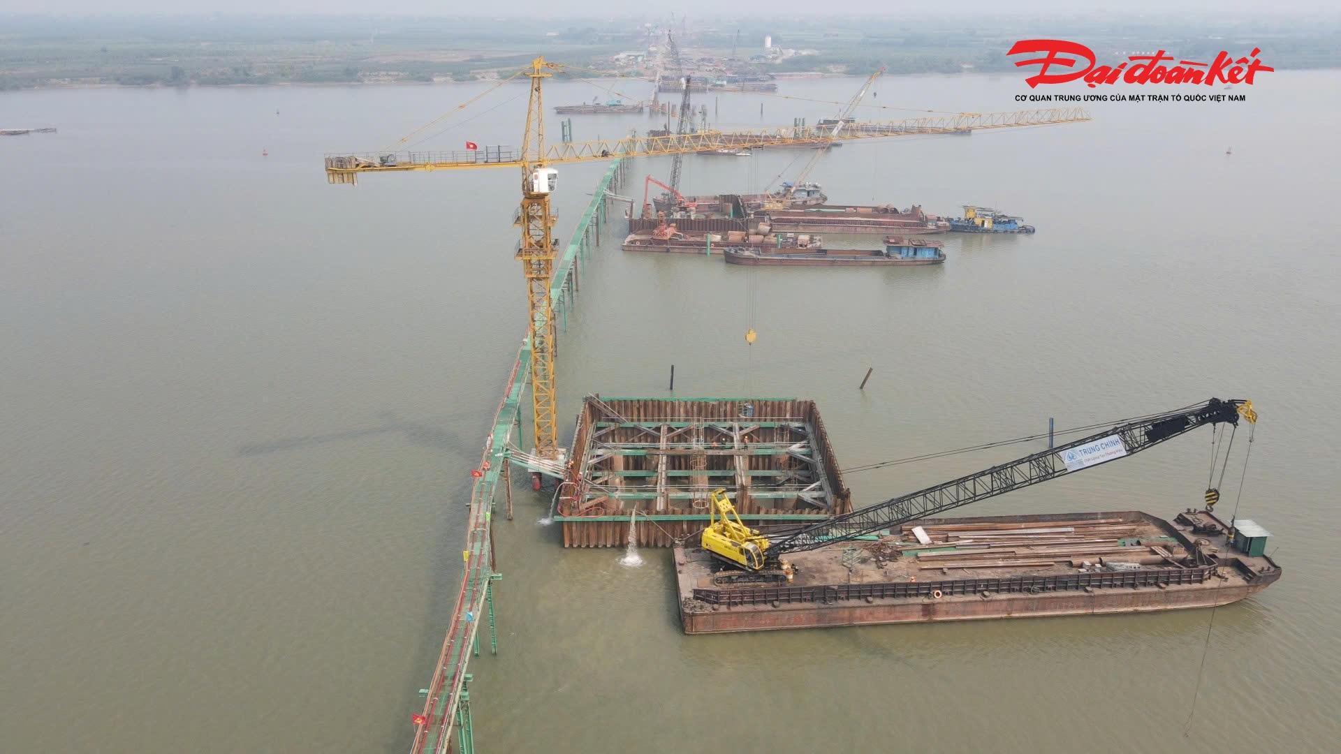 Theo ông Nguyễn Công Định, quá trình thi công trên sông gặp nhiều khó khăn, song nhà thầu đã chủ động điều chỉnh biện pháp thi công phù hợp. Đơn vị đặt mục tiêu hoàn thành toàn bộ hạng mục dưới sông trước mùa lũ năm 2026.