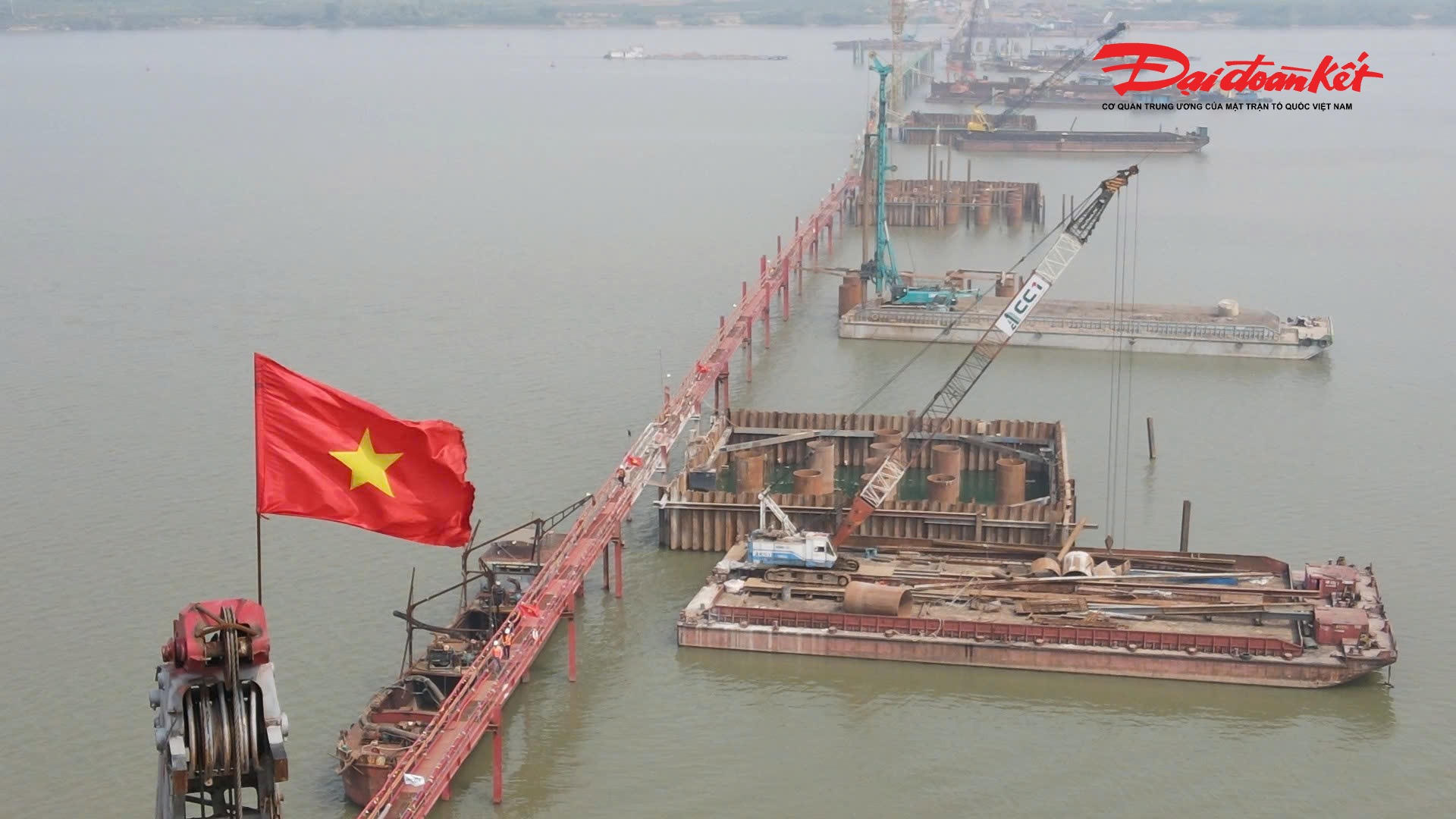 Ông Nguyễn Công Định, Giám đốc điều hành nhà thầu Chung Chính cho biết, đơn vị đảm nhận thi công 3 trụ giữa sông. Hiện gói thầu đã hoàn thành hạng mục cọc khoan nhồi và đang triển khai thi công phần thân trụ, tiến độ vượt khoảng 30% so với kế hoạch.