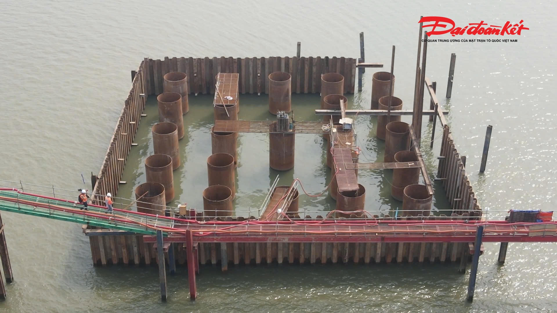 Hiện nay, các nhà thầu đang đồng loạt triển khai thi công hạng mục cọc khoan nhồi, đẩy nhanh tiến độ xây dựng công trình.