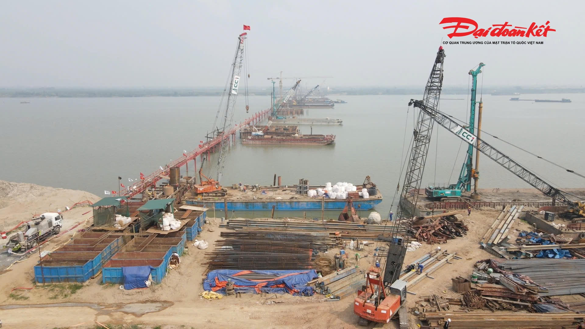 Dự án cầu Hồng Hà là hạng mục trọng điểm của đường Vành đai 4 – Vùng Thủ đô, được khởi công từ tháng 10/2025. Cầu dài khoảng 6km bắc qua sông Hồng, kết nối xã Ô Diên và xã Mê Linh (Hà Nội), với tổng mức đầu tư gần 10.000 tỷ đồng, góp phần tăng cường liên kết giao thông và thúc đẩy phát triển kinh tế - xã hội khu vực.