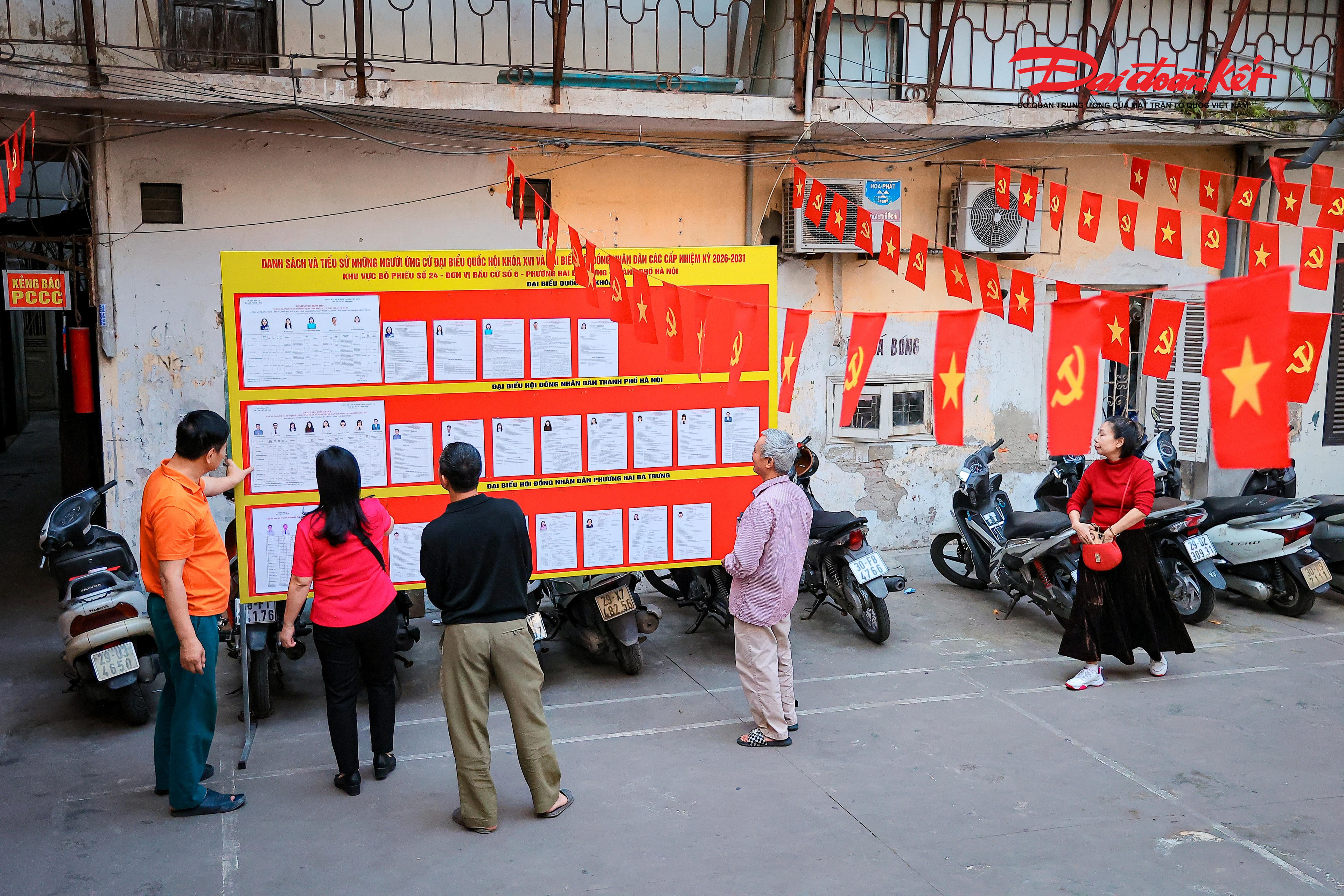 Danh sách cử tri và tiểu sử tóm tắt của các ứng cử viên được niêm yết công khai để người dân thuận tiện theo dõi, tìm hiểu trước khi thực hiện quyền và nghĩa vụ công dân.