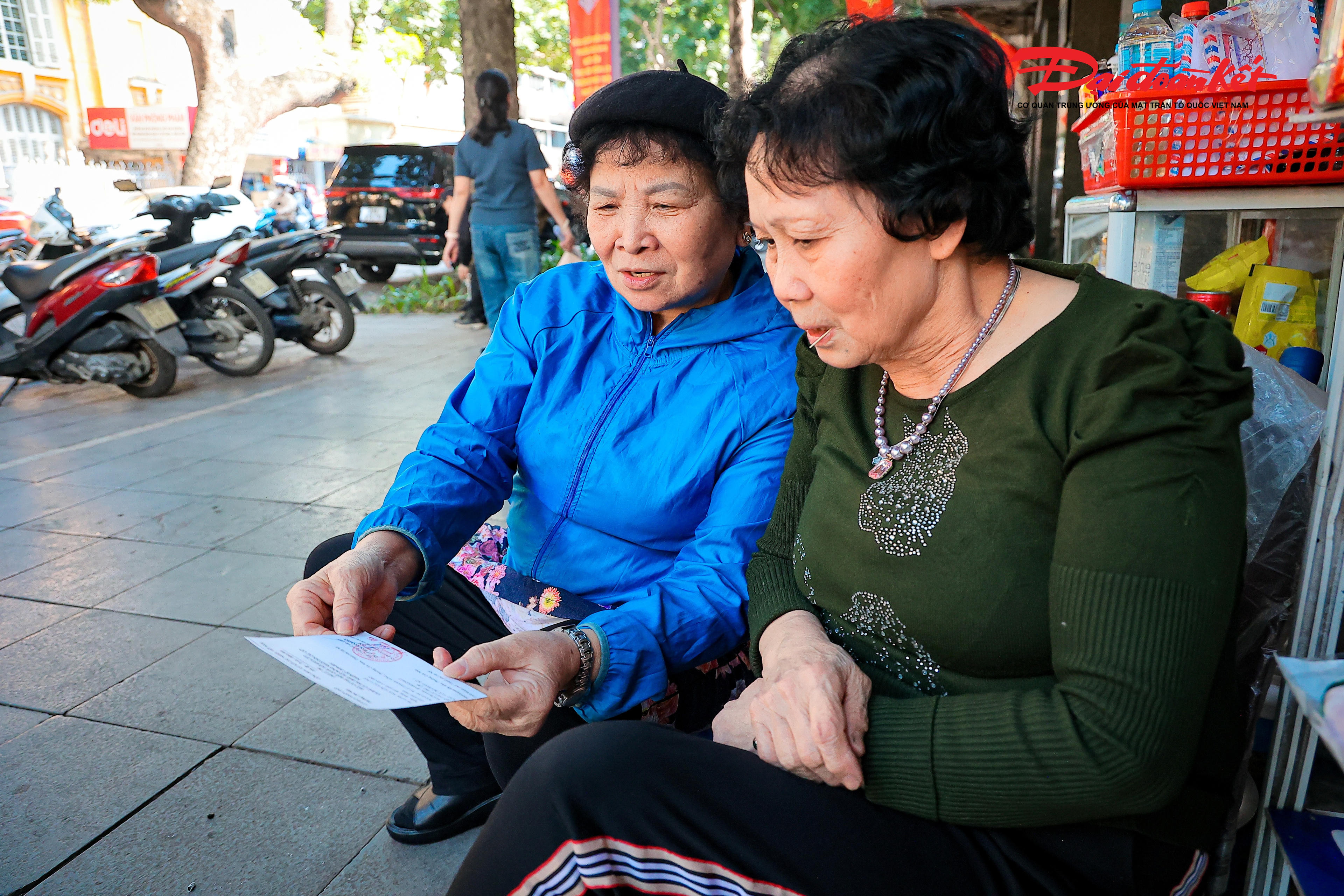 Sự tận tâm của những “đóa hồng” thầm lặng ấy chính là minh chứng sinh động cho tinh thần “giỏi việc nước, đảm việc nhà”, đồng thời thể hiện trách nhiệm cao cả của mỗi công dân đối với tương lai của đất nước trong ngày hội lớn của toàn dân.