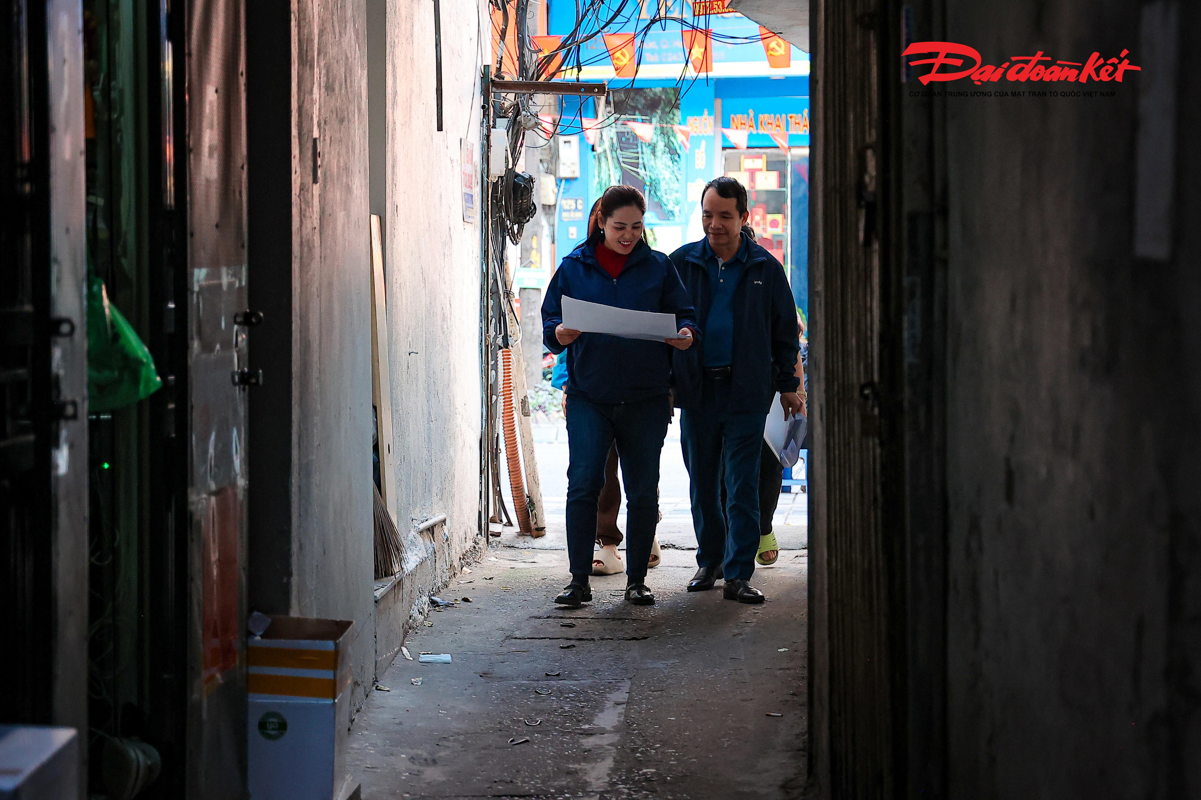 Không quản ngại nắng mưa hay những con ngõ nhỏ quanh co của Thủ đô, các nữ cán bộ cơ sở vẫn kiên trì với nhiệm vụ phát thẻ cử tri, tuyên truyền và hướng dẫn người dân thực hiện quyền, nghĩa vụ công dân trong ngày bầu cử.