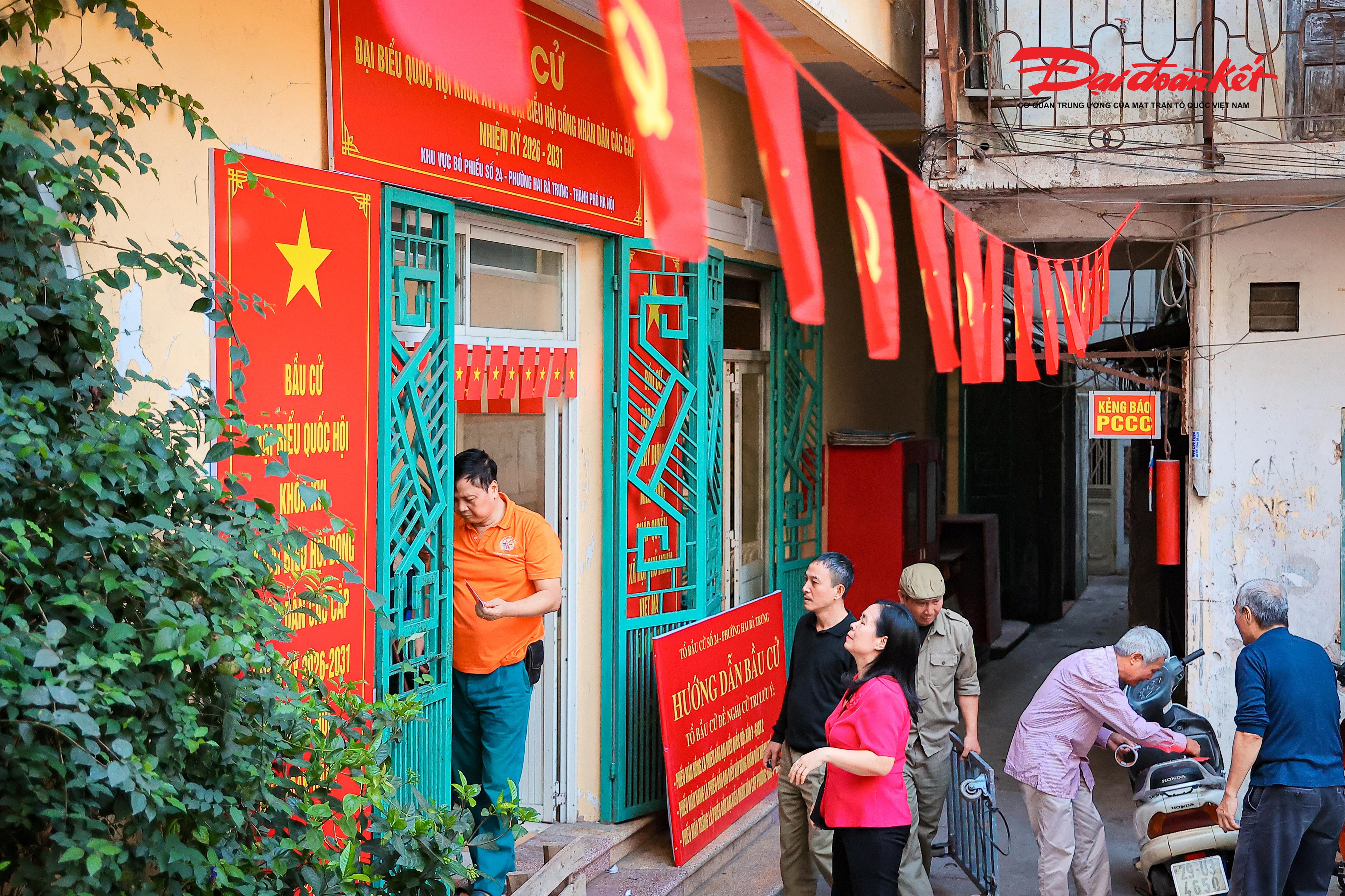 Không chỉ trên các trục đường chính, không khí bầu cử còn lan tỏa sâu rộng tới từng tổ dân phố, khu tập thể.&nbsp;