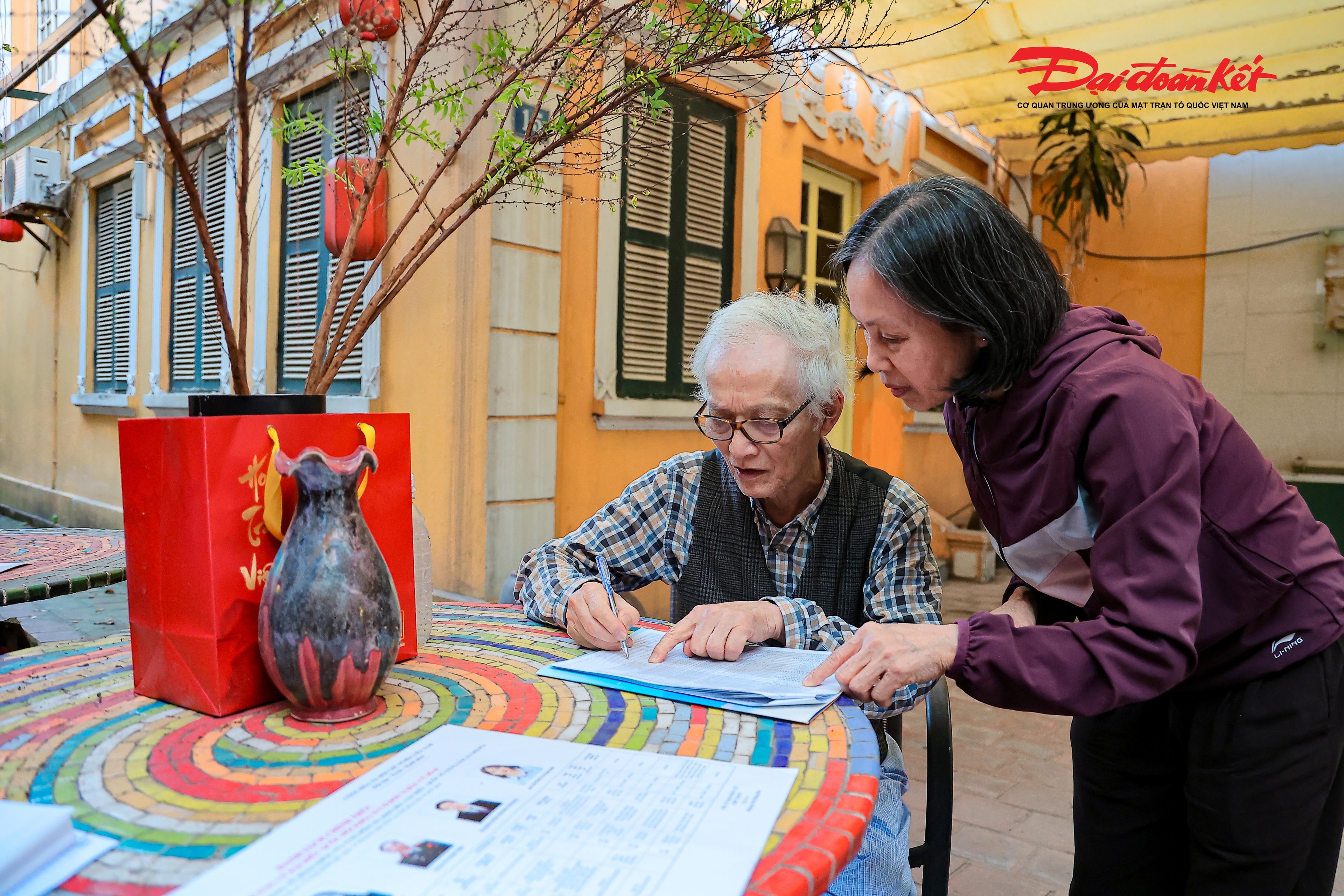 Bằng sự khéo léo, gần gũi và tinh thần trách nhiệm cao, những nữ cán bộ cơ sở còn tận tình giải đáp các thắc mắc của người dân về tiểu sử, chương trình hành động của các ứng cử viên. Qua đó, giúp cử tri hiểu rõ hơn về những người đại diện cho mình, từ đó đưa ra lựa chọn sáng suốt trong ngày bỏ phiếu.