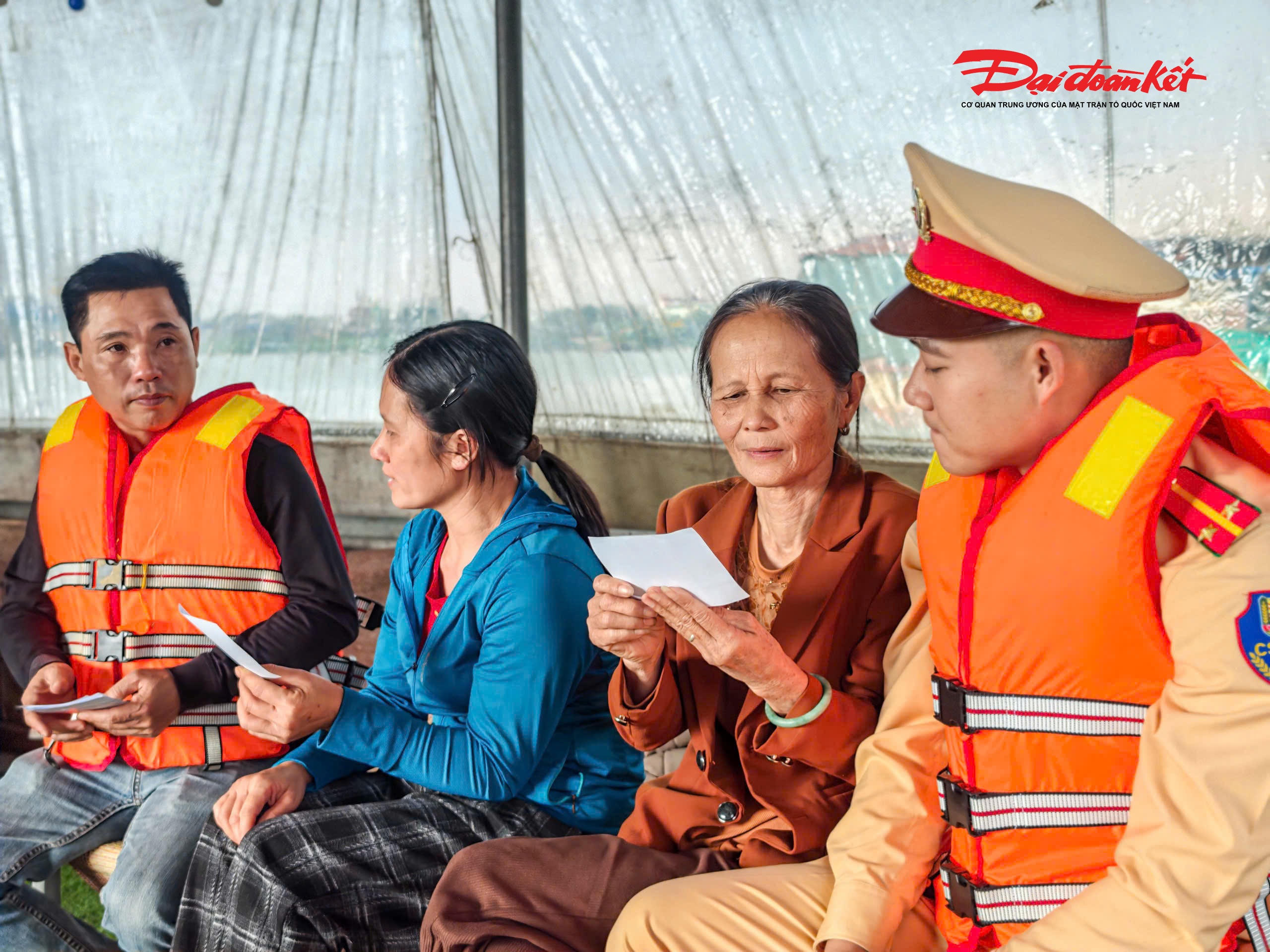 “Trong giai đoạn có ý nghĩa chính trị đặc biệt quan trọng này, yêu cầu đặt ra đối với lực lượng Công an nói chung và lực lượng Cảnh sát đường thủy nói riêng không chỉ là giữ vững an ninh trật tự, trật tự an toàn giao thông trên các tuyến sông mà còn phải chủ động phòng ngừa từ sớm, từ xa, không để phát sinh tình huống phức tạp, bị động, bất ngờ. Bên cạnh đó, đơn vị cũng tích cực phối hợp với chính quyền địa phương hỗ trợ công tác tuyên truyền, tạo điều kiện để người dân sinh sống trên sông được tiếp cận đầy đủ thông tin, không ai bỏ lỡ ngày hội bầu cử của toàn dân”, Trung tá Trần Văn Công nhấn mạnh.