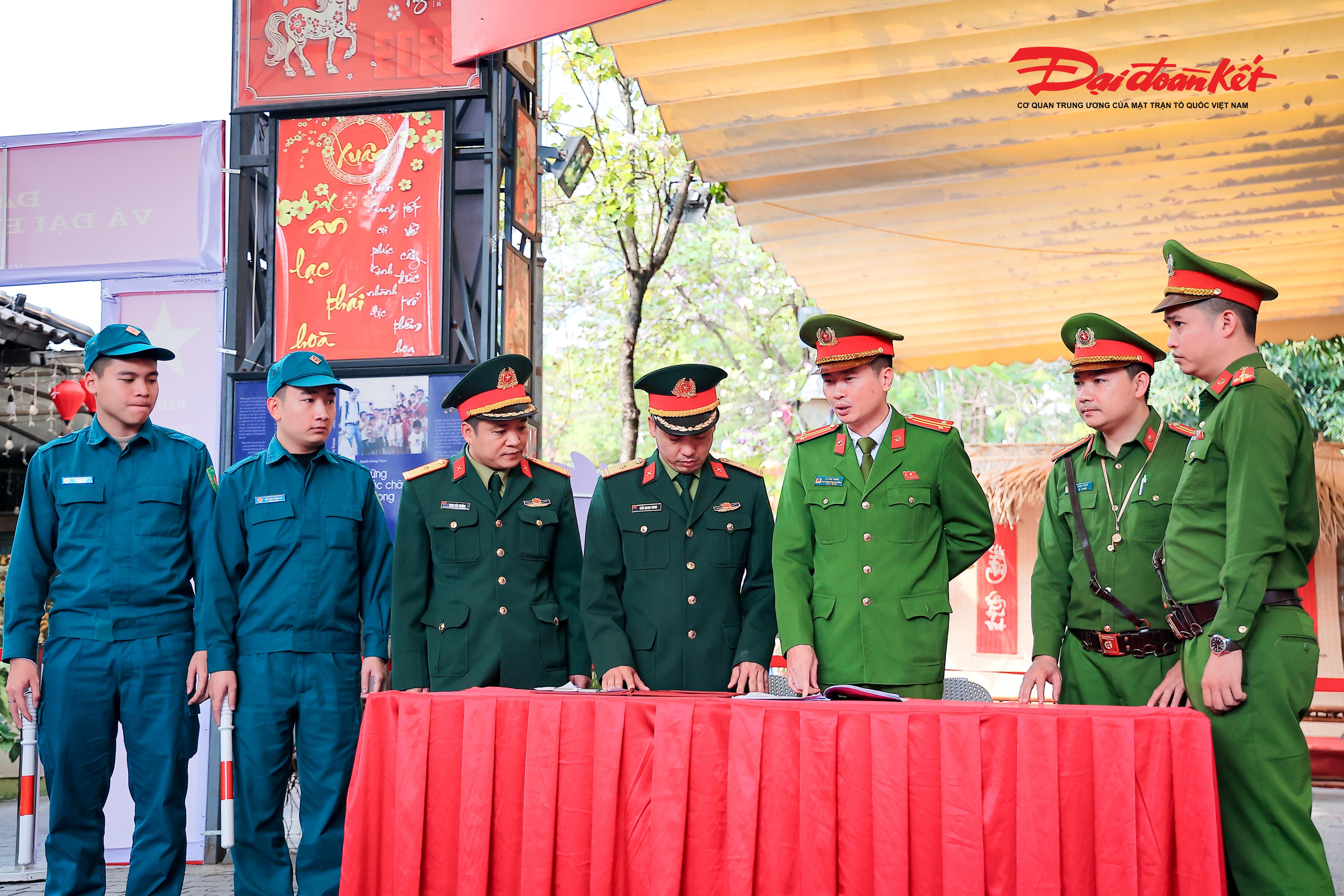 Ngoài ra, Công an phường Cửa Nam cũng phối hợp với Ban Chỉ huy quân sự phường triển khai các phương án ứng trực tại các khu vực bỏ phiếu, sẵn sàng xử lý các tình huống phát sinh, bảo đảm an toàn tuyệt đối cho ngày bầu cử.