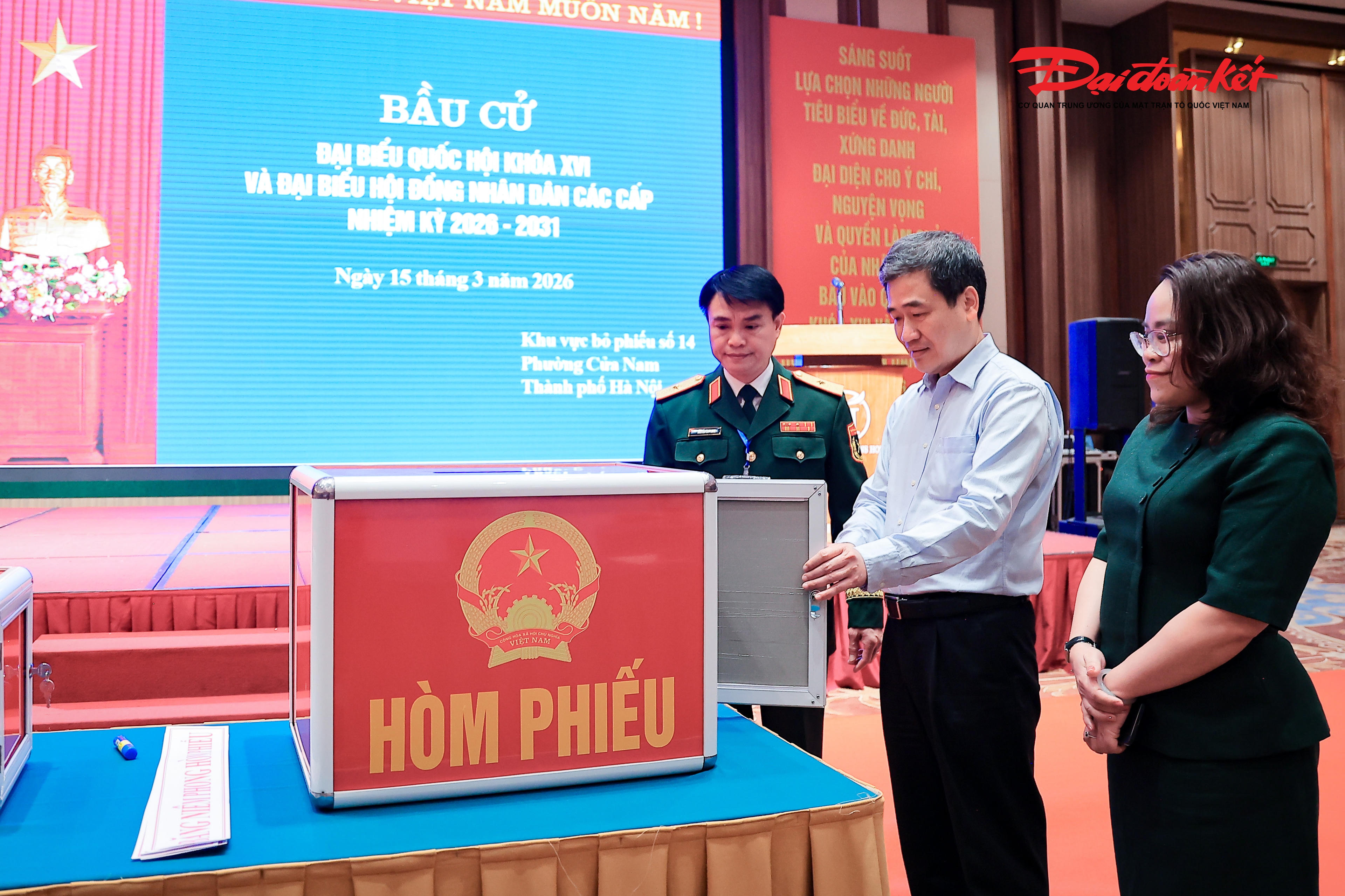 Để bảo đảm an ninh trước, trong và sau ngày bầu cử, lực lượng công an các phường đã chủ động xây dựng kế hoạch, triển khai nhiều biện pháp phù hợp với tình hình thực tế của từng địa bàn. Công tác tuần tra, kiểm soát được tăng cường, kịp thời phát hiện và xử lý các tình huống phát sinh, giữ vững ổn định an ninh trật tự tại khu dân cư và các khu vực bỏ phiếu.