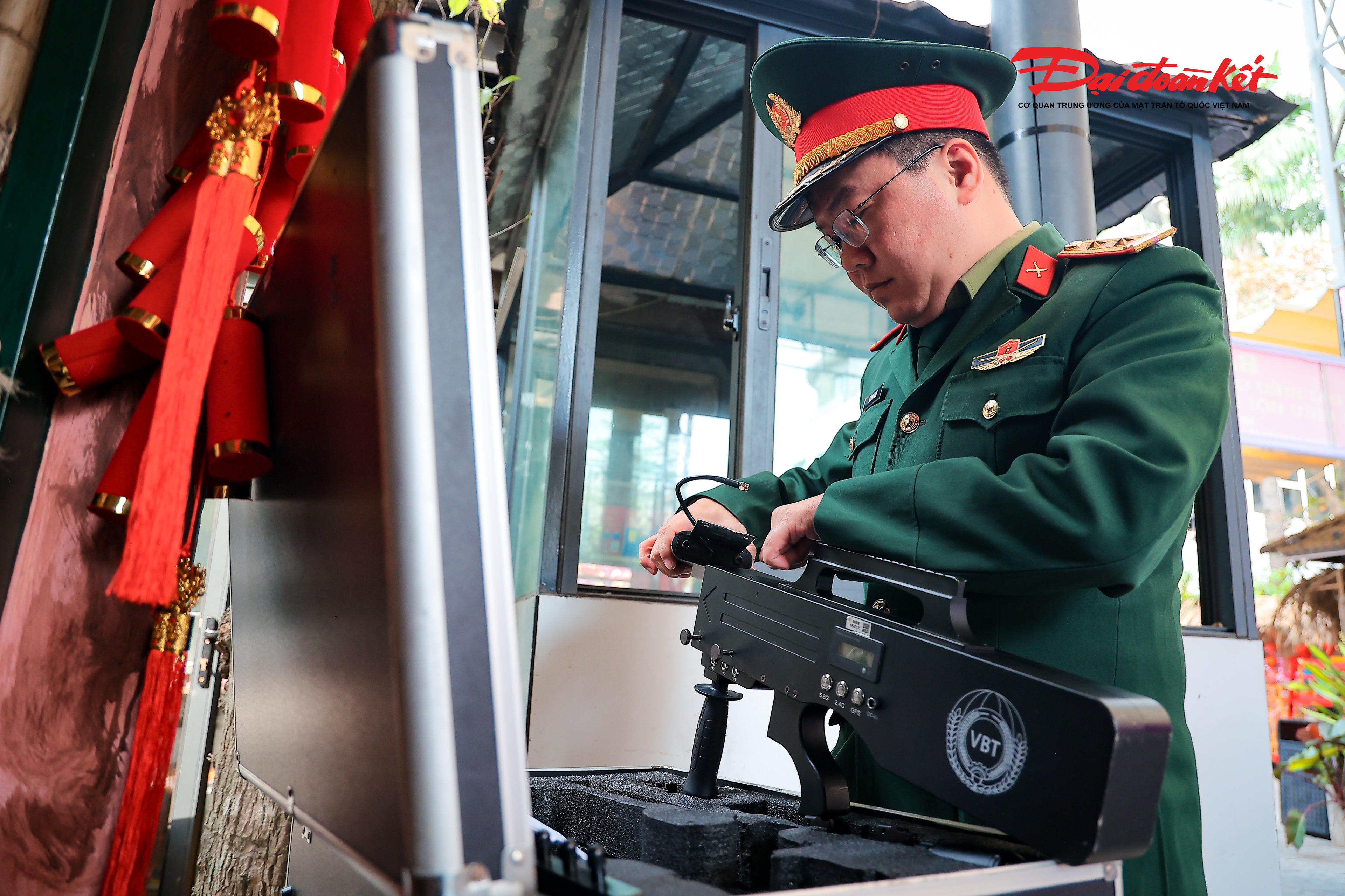 Tại mỗi tổ bầu cử đều bố trí 5 cán bộ, chiến sĩ gồm 1 cán bộ chỉ huy, 2 dân quân thường trực và 2 dân quân cơ động tại chỗ, sẵn sàng thực hiện nhiệm vụ khi có tình huống phát sinh.