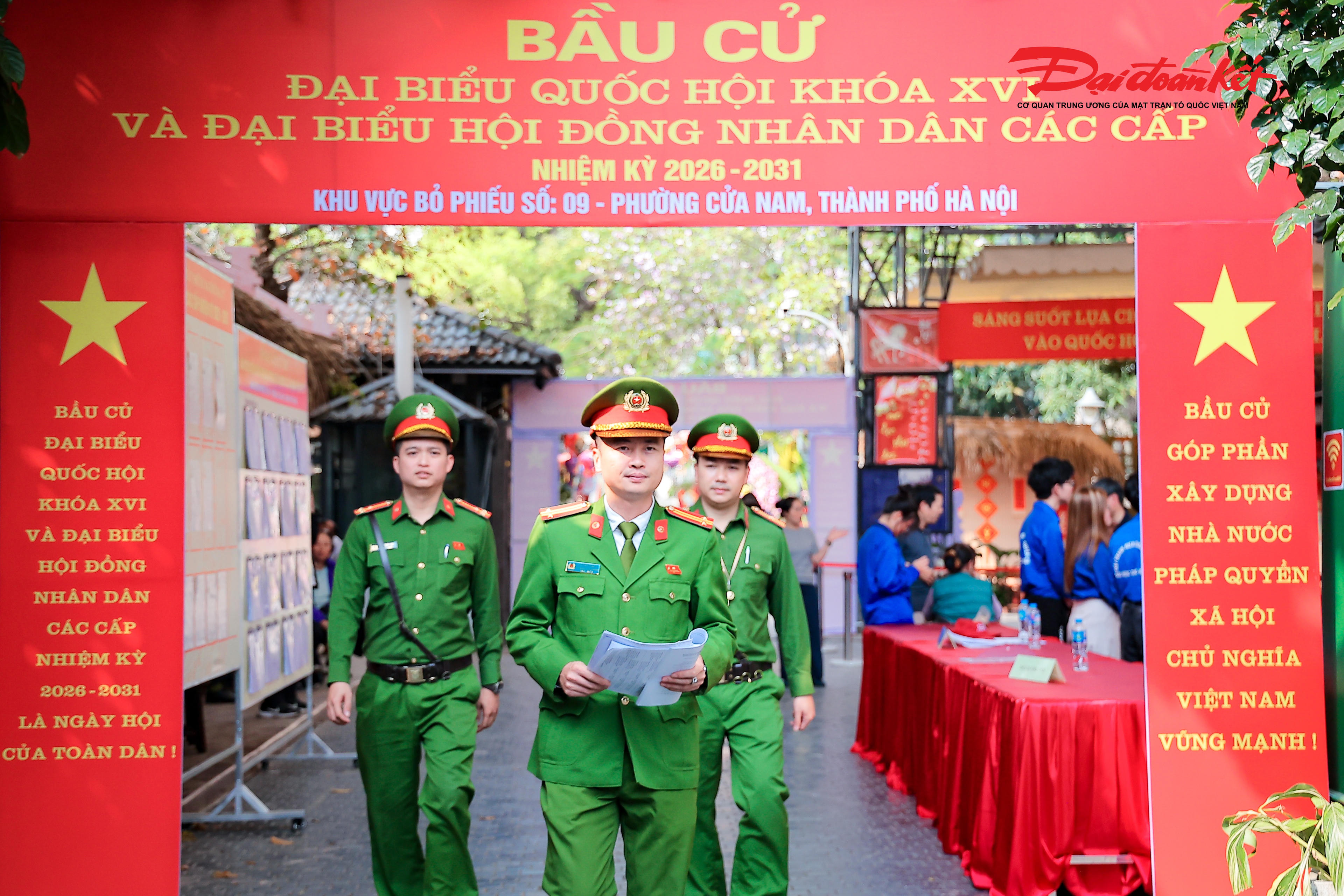 Những ngày cận kề ngày bầu cử 15/3, công tác chuẩn bị tại các địa phương trên địa bàn Hà Nội đang được triển khai khẩn trương, nghiêm túc. Trong đó, phương án bảo đảm an ninh trật tự được xây dựng toàn diện, với sự phối hợp chặt chẽ giữa các lực lượng công an, quân sự và chính quyền cơ sở.