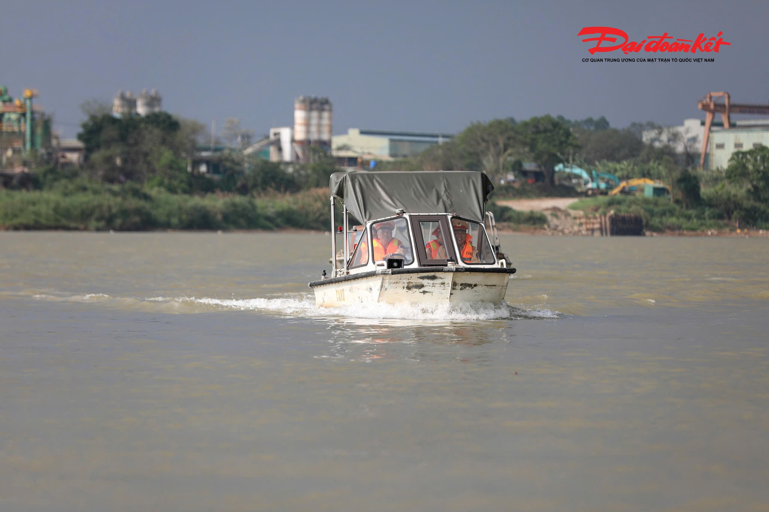 Trong không khí cả nước hướng về ngày bầu cử đại biểu Quốc hội khóa XVI và đại biểu Hội đồng nhân dân các cấp nhiệm kỳ 2026–2031, Phòng Cảnh sát giao thông (CSGT) Công an TP Hà Nội đã triển khai đồng bộ các biện pháp bảo đảm trật tự, an toàn giao thông đường thủy trên các tuyến sông trọng điểm. Bên cạnh nhiệm vụ giữ vững an ninh, trật tự, lực lượng Cảnh sát đường thủy còn tích cực phối hợp với chính quyền cơ sở hỗ trợ công tác chuẩn bị bầu cử đối với người dân sinh sống tại các xóm chài ven sông.