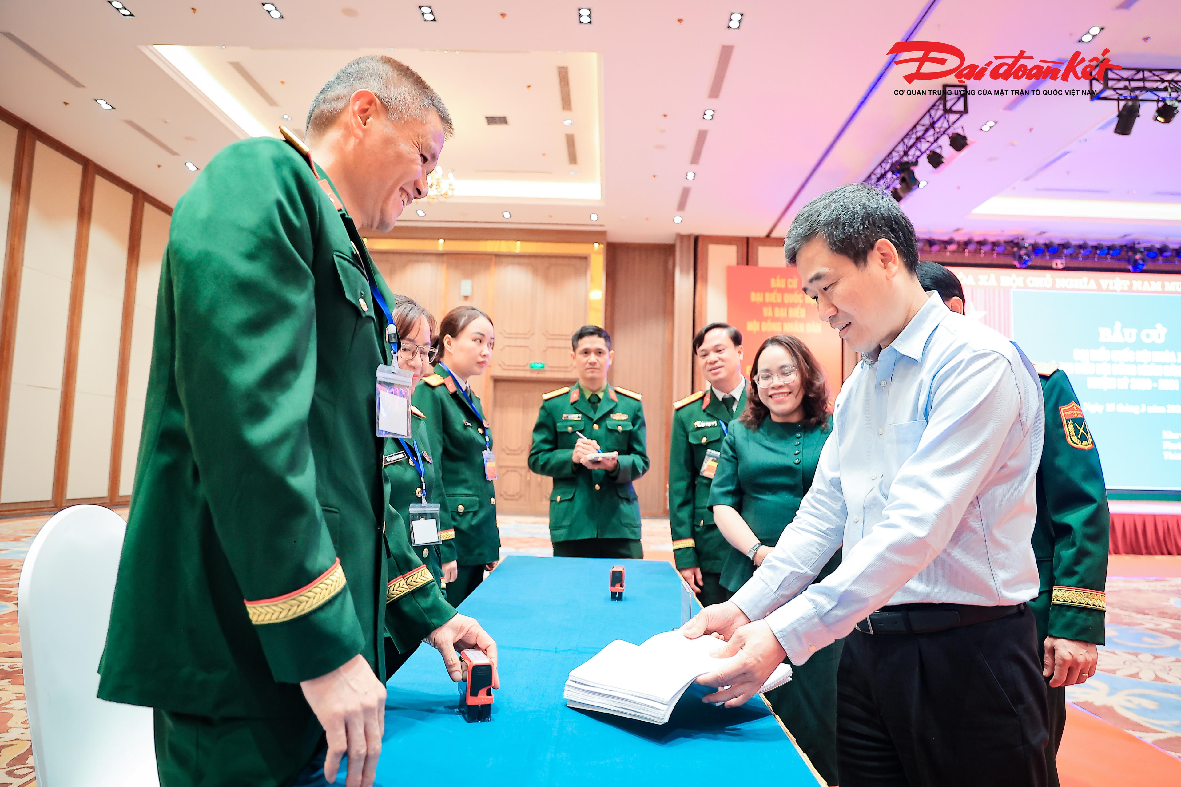 Phó Chủ tịch Thường trực Ủy ban Bầu cử, Chủ tịch UBND phường Cửa Nam Nguyễn Quốc Hoàn cùng Phó Chủ tịch UBND phường Trịnh Ngọc Trâm đã tiến hành kiểm tra công tác chuẩn bị tại các điểm bầu cử trên địa bàn phường.