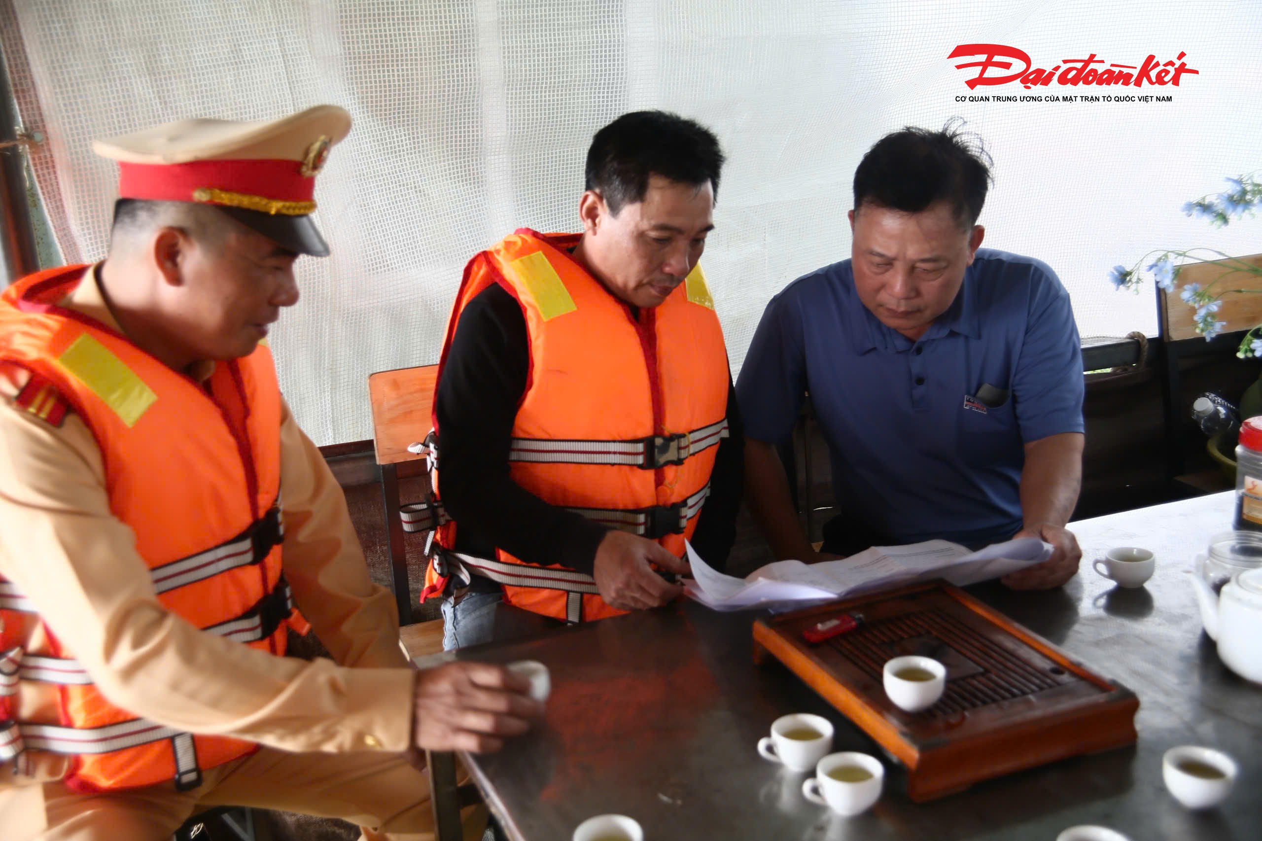 Ông Nguyễn Đức Hùng, Tổ trưởng tổ dân phố tại khu vực bến đò Văn Đức cho biết: “Địa bàn sông nước rộng, bà con sinh sống phân tán. Nhờ sự hỗ trợ của lực lượng Cảnh sát đường thủy về phương tiện và bảo đảm an toàn trên tuyến sông, cán bộ cơ sở có thể tiếp cận từng hộ dân thuận lợi hơn, giúp việc phát thẻ cử tri và tuyên truyền về bầu cử được triển khai đúng tiến độ”.