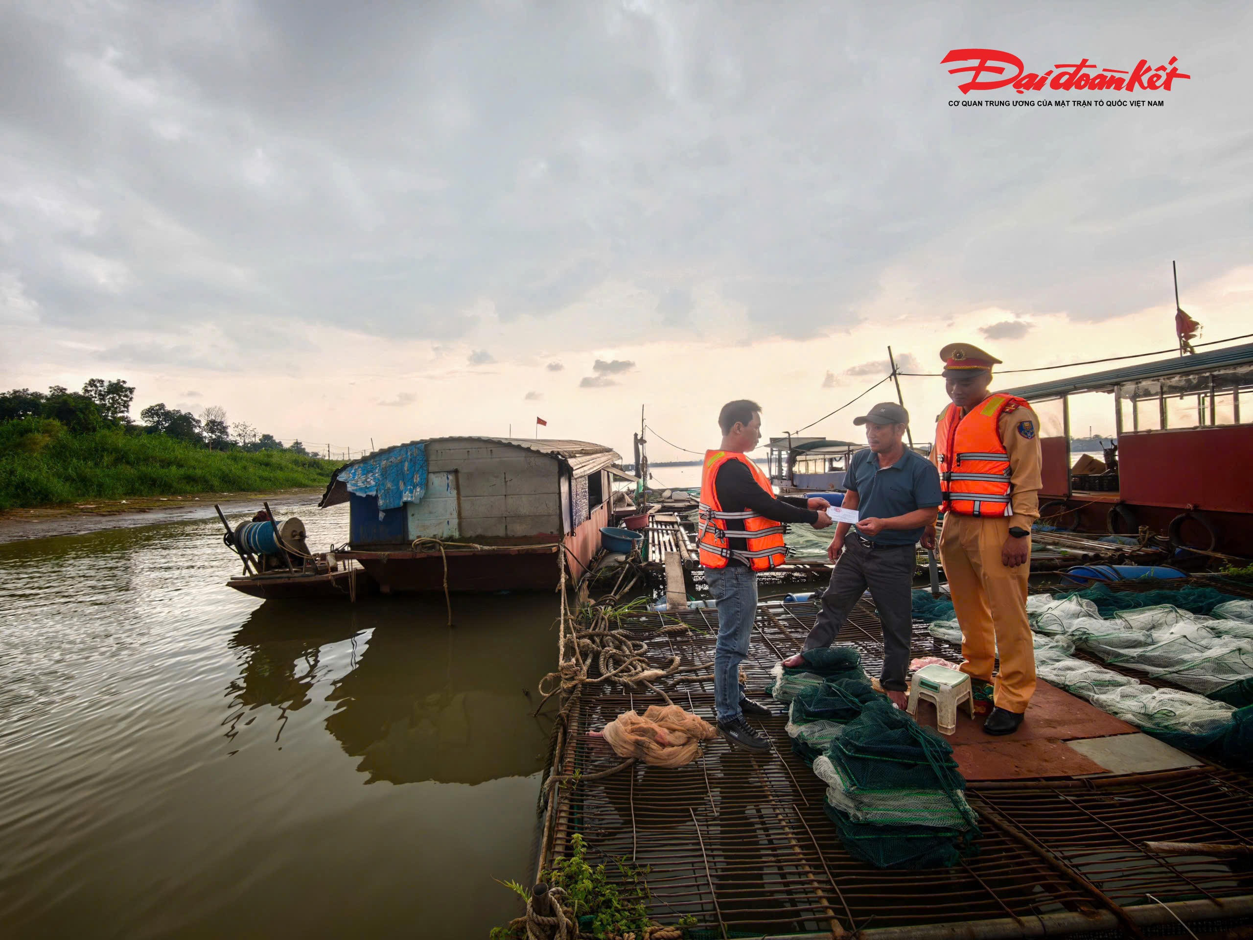 Ngày 13/3/2026, tại khu vực xóm chài bến đò Văn Đức, xã Bát Tràng Đội Cảnh sát đường thủy số 2 (Phòng CSGT Công an TP Hà Nội) đã phối hợp với tổ bầu cử và chính quyền địa phương hỗ trợ phương tiện, bảo đảm an toàn để các tổ công tác tiếp cận từng hộ dân, phát thẻ cử tri và hướng dẫn người dân kiểm tra thông tin trong danh sách cử tri.