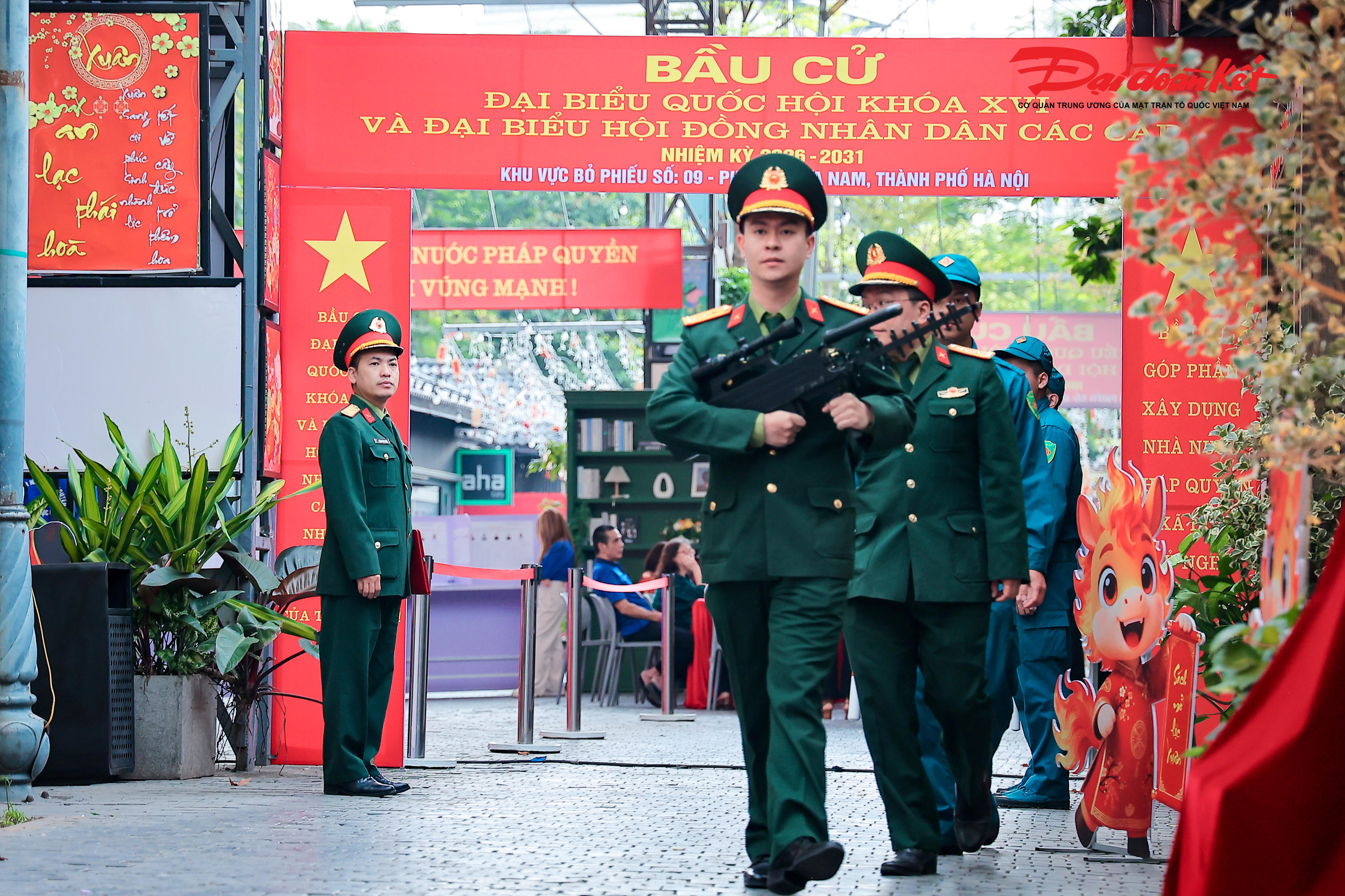 Theo đó, lực lượng quân sự phường duy trì nghiêm chế độ trực 24/24 trước, trong và sau ngày bầu cử; đồng thời tổ chức luyện tập các phương án chiến đấu bảo vệ cơ quan, đơn vị.