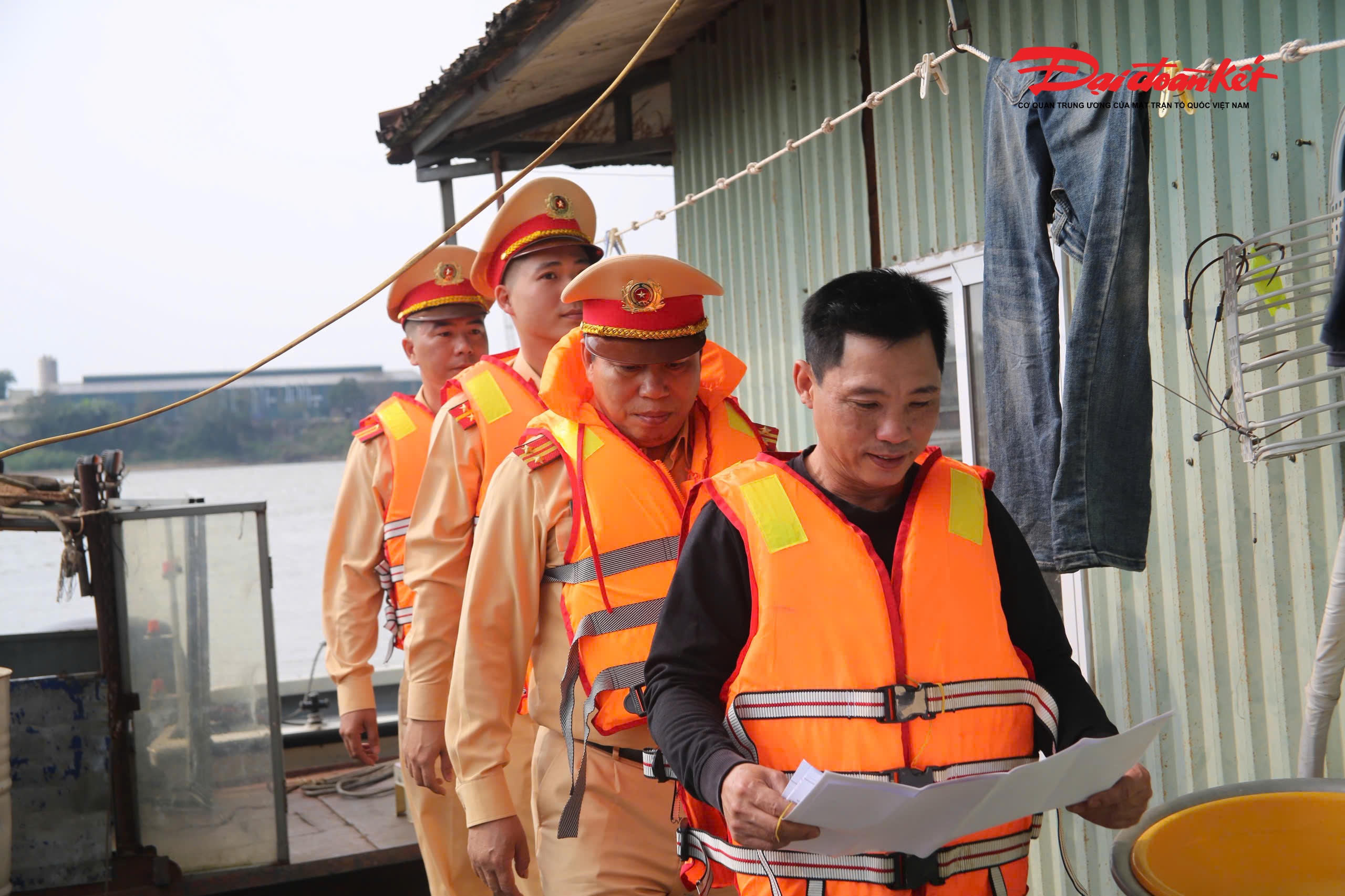 Với sự vào cuộc của lực lượng chức năng và chính quyền cơ sở, công tác chuẩn bị bầu cử tại các khu vực ven sông, xóm chài đang được triển khai khẩn trương, bảo đảm mọi cử tri đều được thực hiện đầy đủ quyền và nghĩa vụ công dân trong ngày hội lớn của đất nước.. 