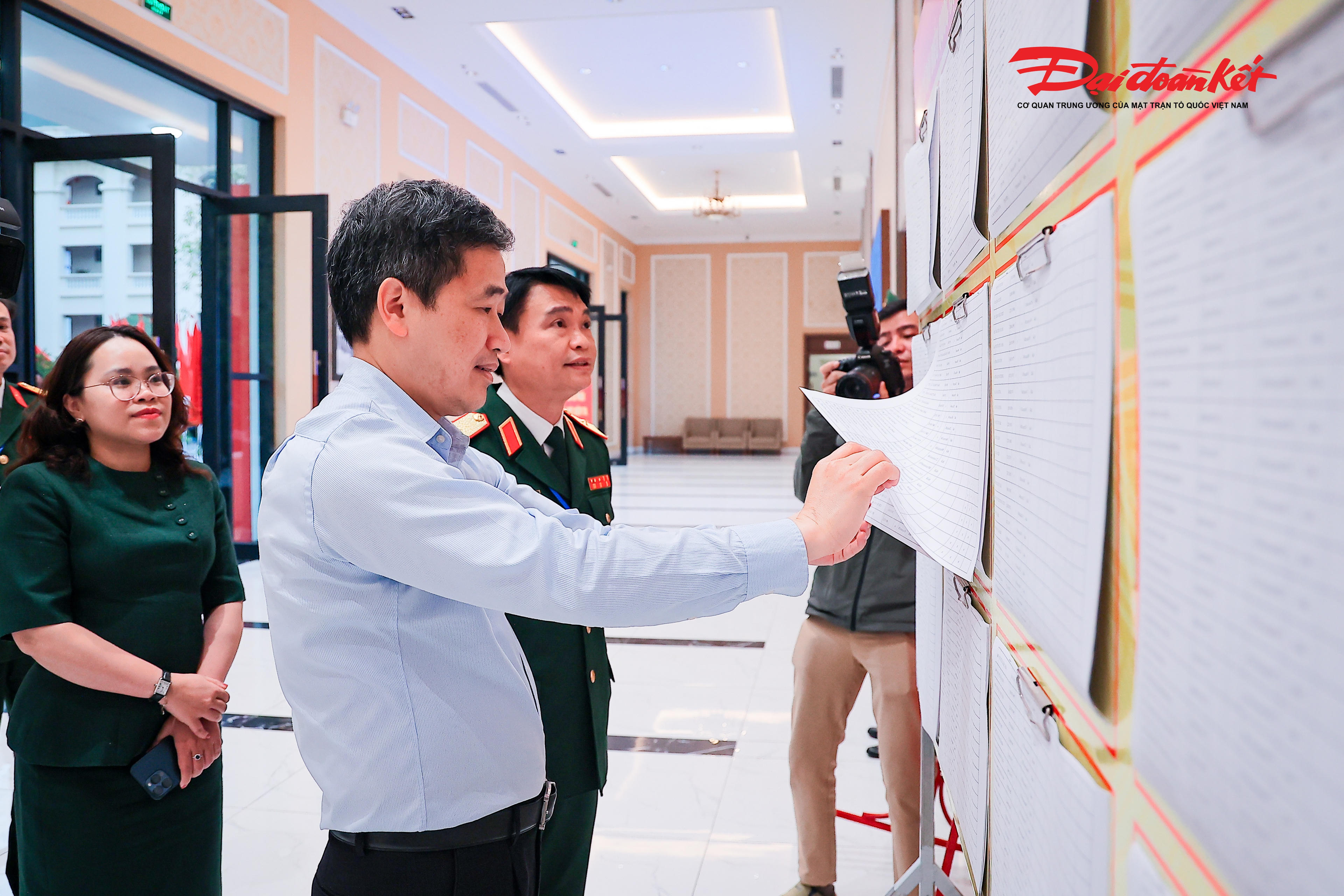 Lãnh đạo phường Cửa Nam cho biết, nhận thức rõ tầm quan trọng và ý nghĩa chính trị trọng đại của cuộc bầu cử đại biểu Quốc hội khóa XVI và đại biểu HĐND các cấp nhiệm kỳ 2026–2031, Đảng ủy, HĐND, UBND, Ủy ban MTTQ Việt Nam phường đã tập trung lãnh đạo, chỉ đạo các cơ quan, đơn vị khẩn trương triển khai công tác chuẩn bị; tăng cường kiểm tra, bám sát cơ sở, nắm chắc tình hình địa bàn để kịp thời chỉ đạo, xử lý các vấn đề phát sinh.