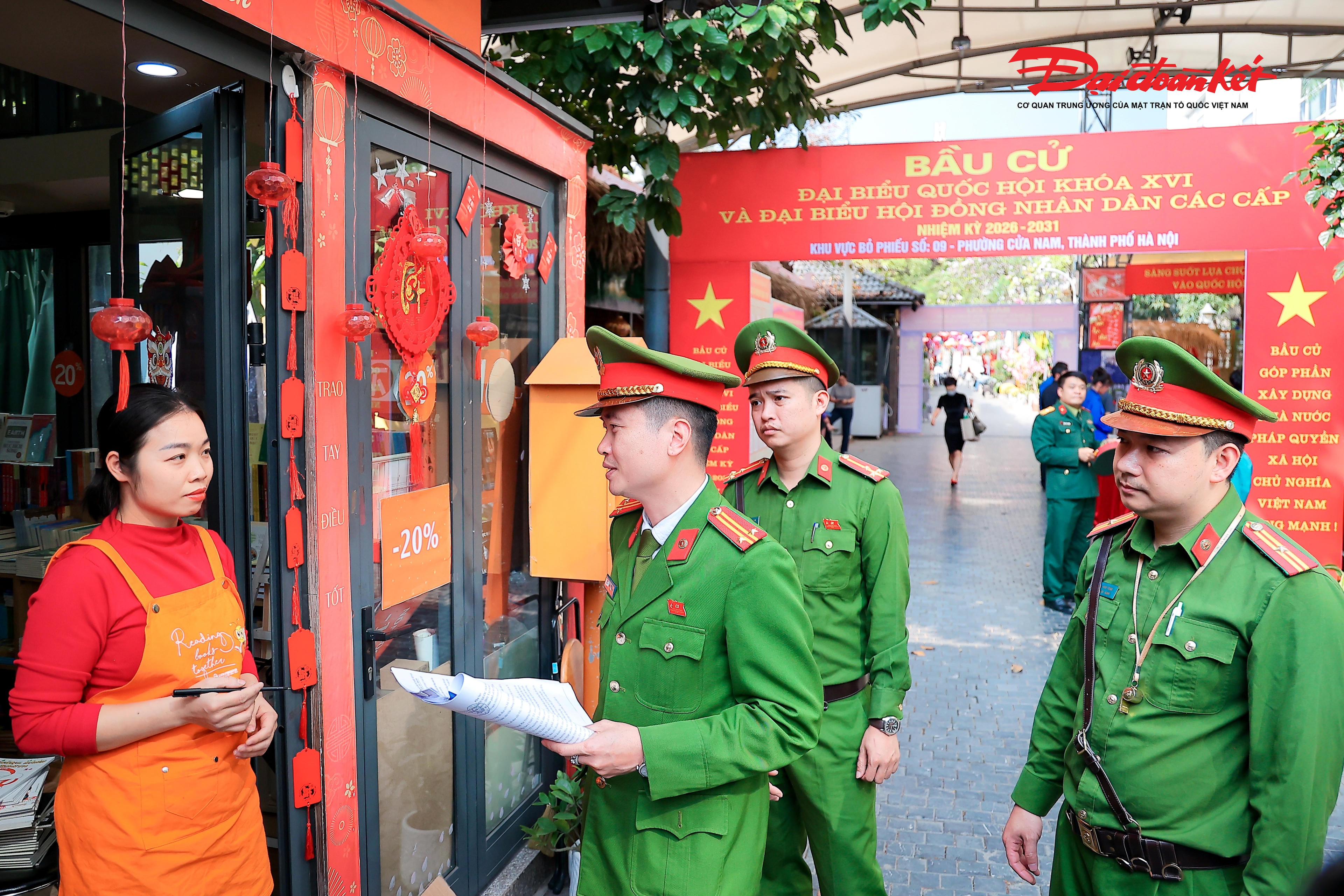 Trung tá Lê Văn Thịnh, Phó Trưởng Công an phường Cửa Nam cho biết, Ban Chỉ huy Công an phường đã phân công cán bộ phụ trách tại 14 khu vực bầu cử, thực hiện rà soát từ khâu chuẩn bị đến các yếu tố liên quan trực tiếp đến công tác bầu cử. Bên cạnh đó, các trang thiết bị phục vụ tại khu vực bỏ phiếu như máy tính, máy in cũng được kiểm tra kỹ lưỡng nhằm bảo đảm hoạt động ổn định, phục vụ tốt nhất cho công tác tổ chức.