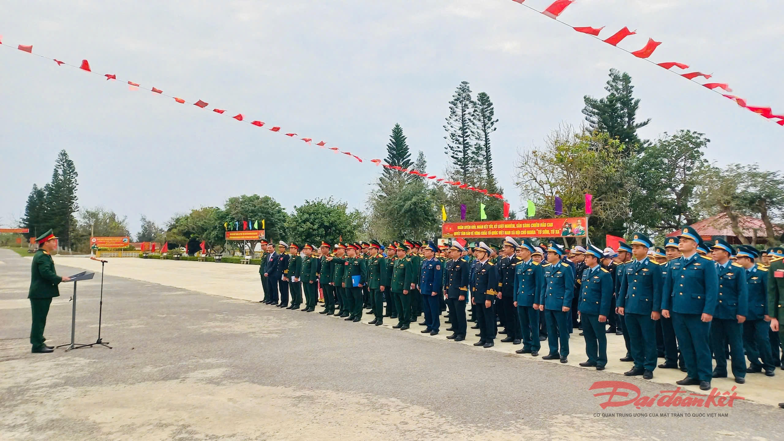 Đúng 7 giờ sáng, Uỷ ban Bầu cử đặc khu Bạch Long Vĩ đã tổ chức Lễ khai mạc và bỏ phiếu bầu cử đại biểu Quốc hội khóa XVI và đại biểu HĐND thành phố Hải Phòng khoá XVII, nhiệm kỳ 2026 - 2031 trong không khí trang nghiêm, ấm áp. Ảnh: Sơn Hà.&nbsp;