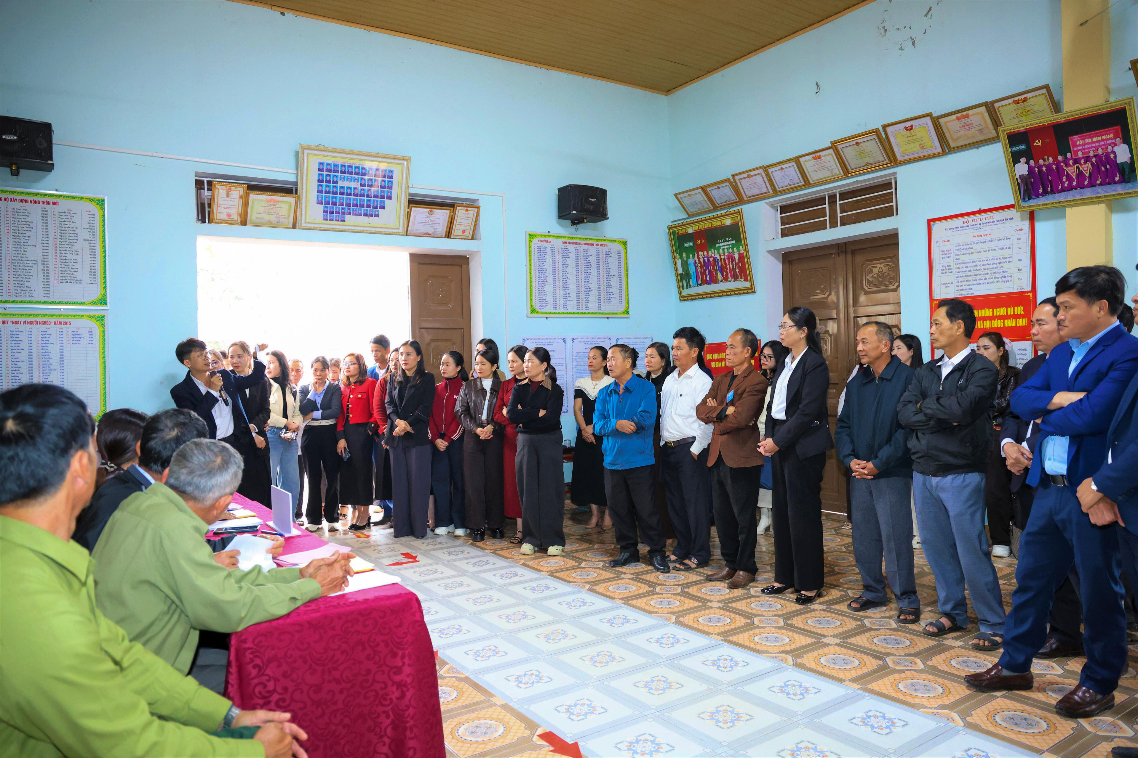 Đông đảo cán bộ, thành viên tổ bầu cử tham gia theo dõi buổi vận hành thử công tác tổ chức bầu cử.