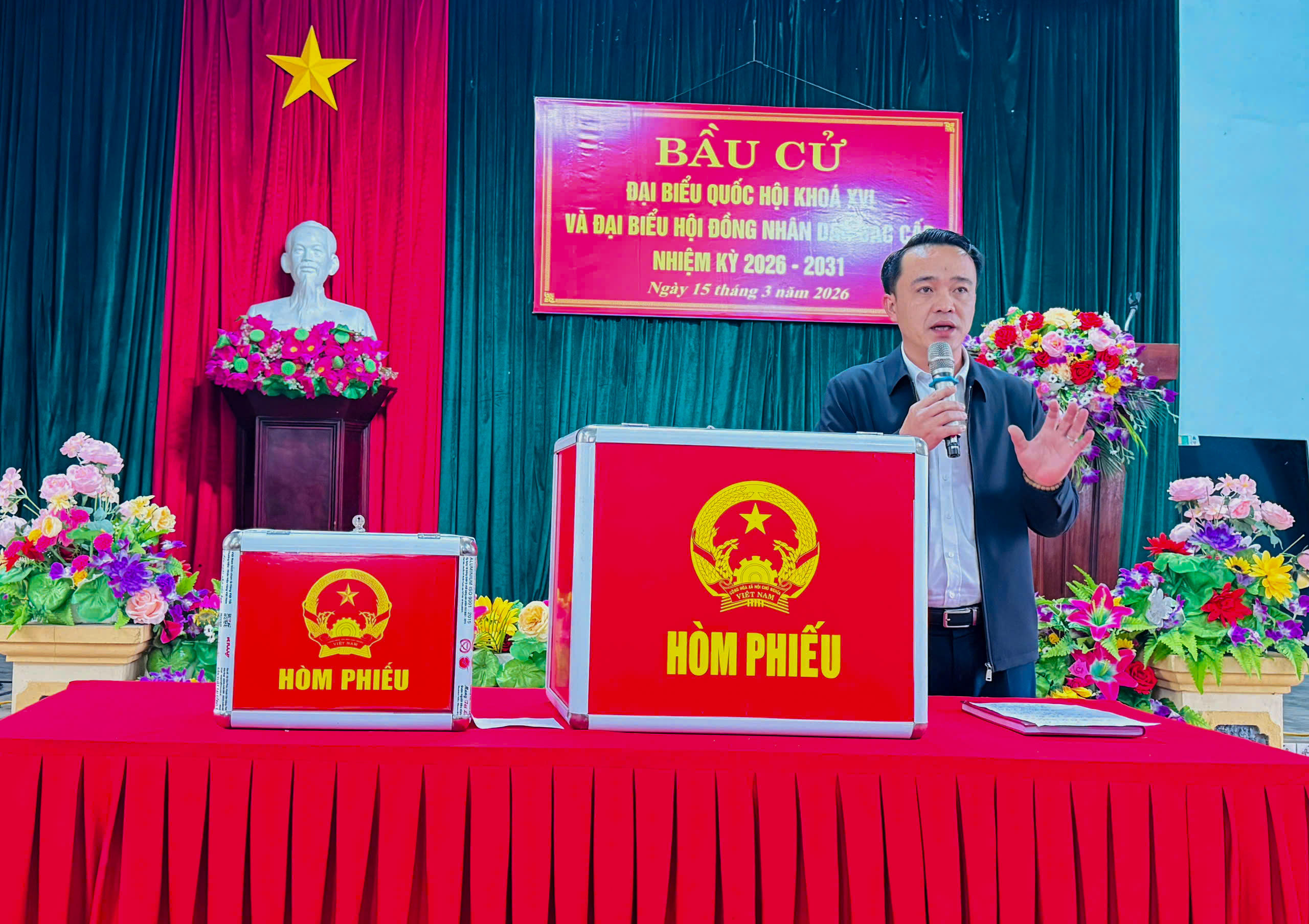 Lãnh đạo xã Mai Phụ quán triệt, hướng dẫn quy trình tổ chức bầu cử cho các thành viên tổ bầu cử.