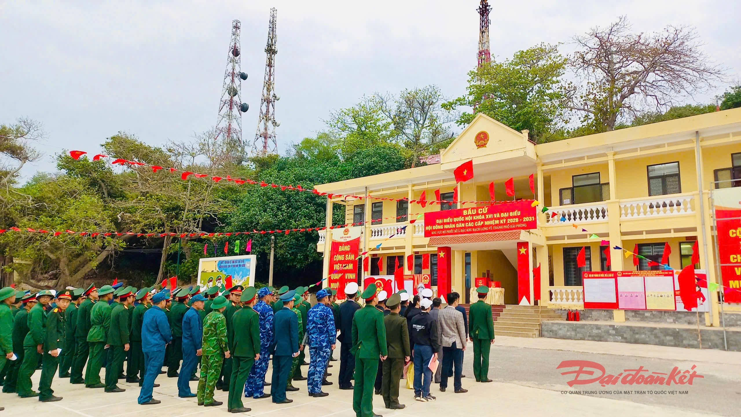 &nbsp;Đối với bầu cử đại biểu HĐND thành phố, đặc khu Bạch Long Vĩ thuộc đơn vị bầu cử đại biểu số 9 gồm 6 phường: Hải An, Đông Hải, Đồ Sơn, Nam Đồ Sơn, Dương Kinh, Hưng Đạo và 2 đặc khu: Cát Hải, Bạch Long Vĩ, có 8 người ứng cử, được bầu 5 đại biểu.&nbsp; Ảnh: Sơn Hà.