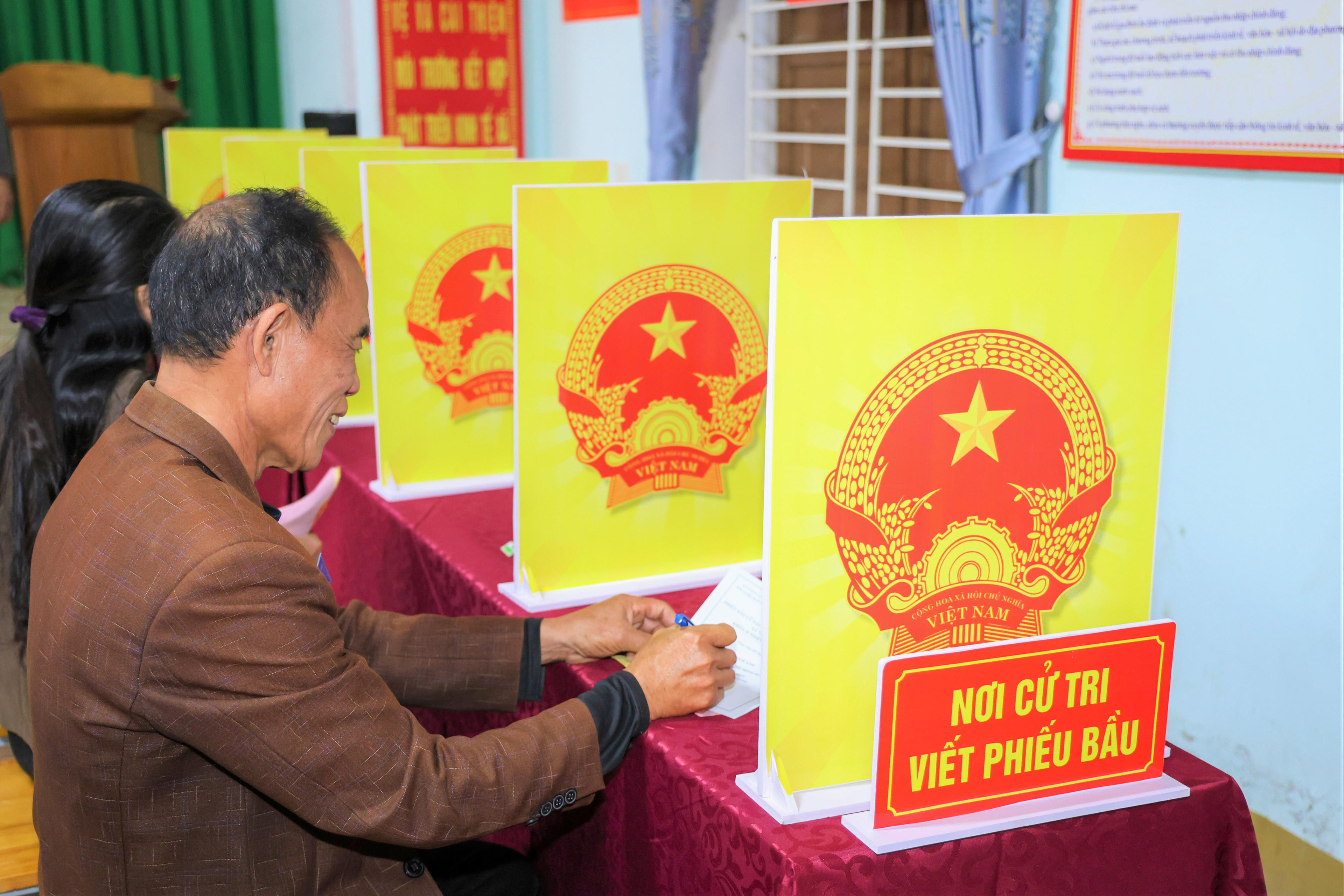 Cử tri thực hiện các bước viết phiếu bầu theo đúng quy trình tại khu vực bỏ phiếu.