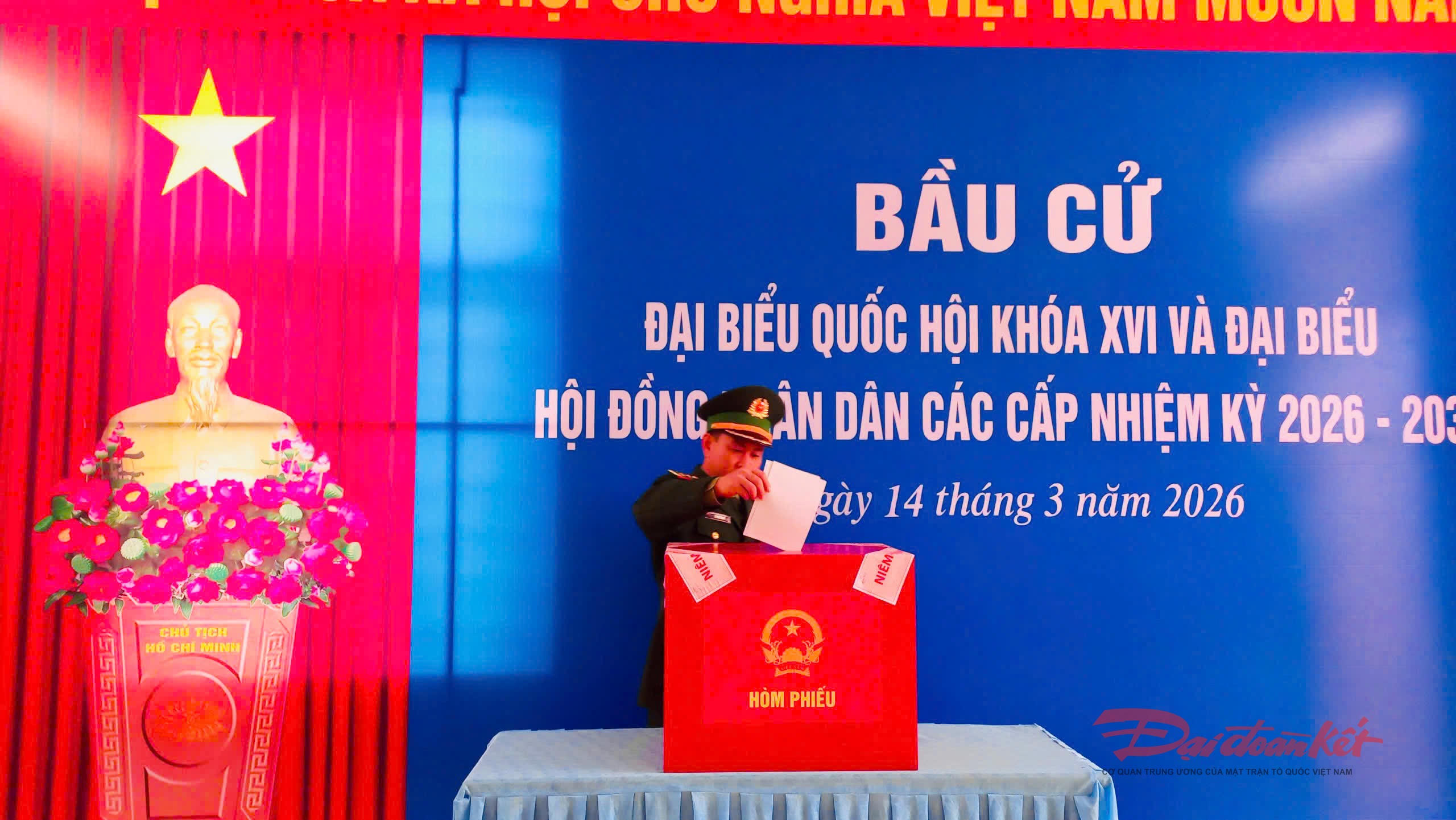 Những lá phiếu đầu tiên của cử tri Bạch Long Vĩ gửi gắm niềm tin và hy vọng nơi đảo tiền tiêu. Ảnh: Sơn Hà.&nbsp;