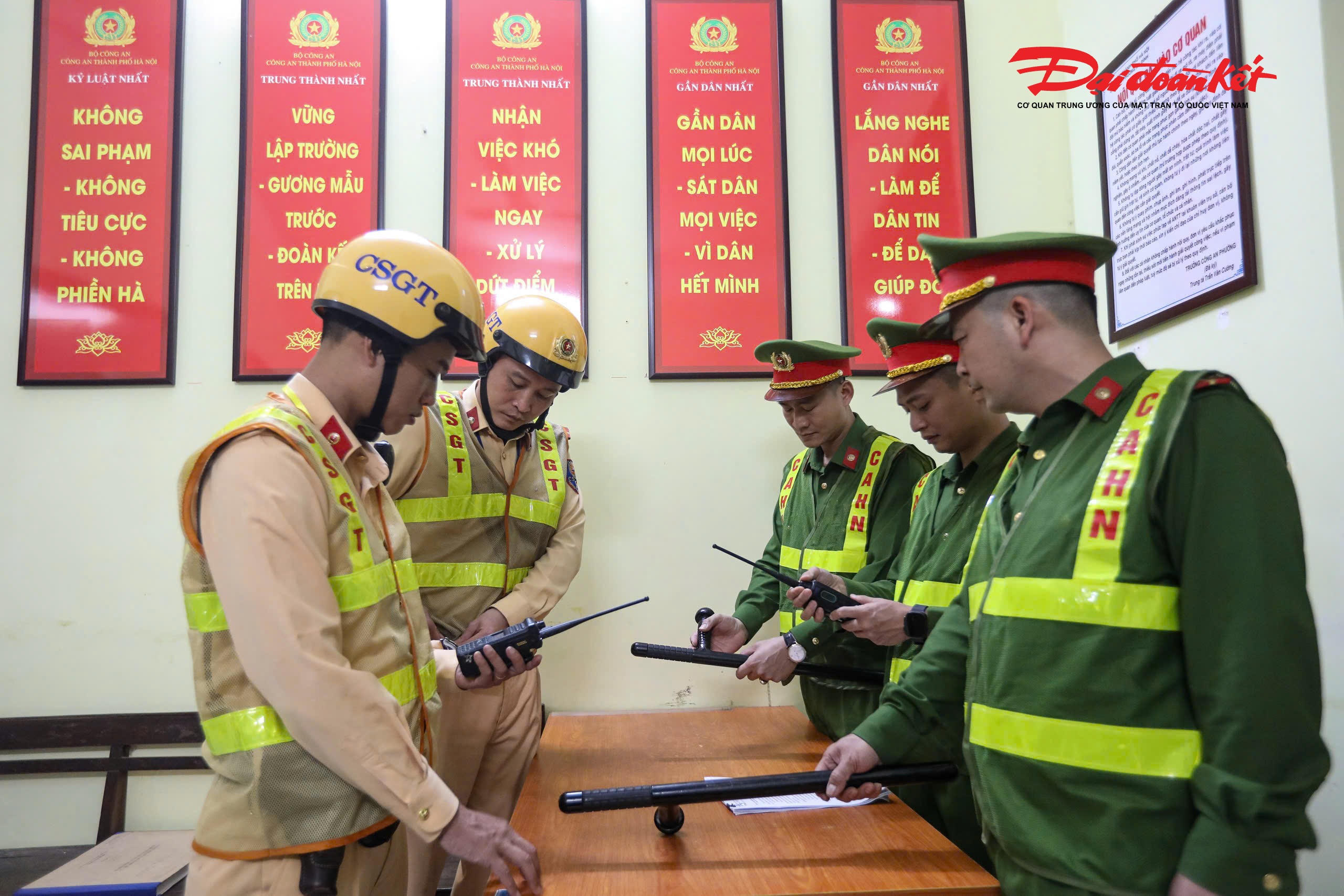 Công an các đơn vị kiểm tra trang bị, bảo đảm sẵn sàng triển khai nhiệm vụ giữ gìn an ninh trật tự trước thềm bầu cử.