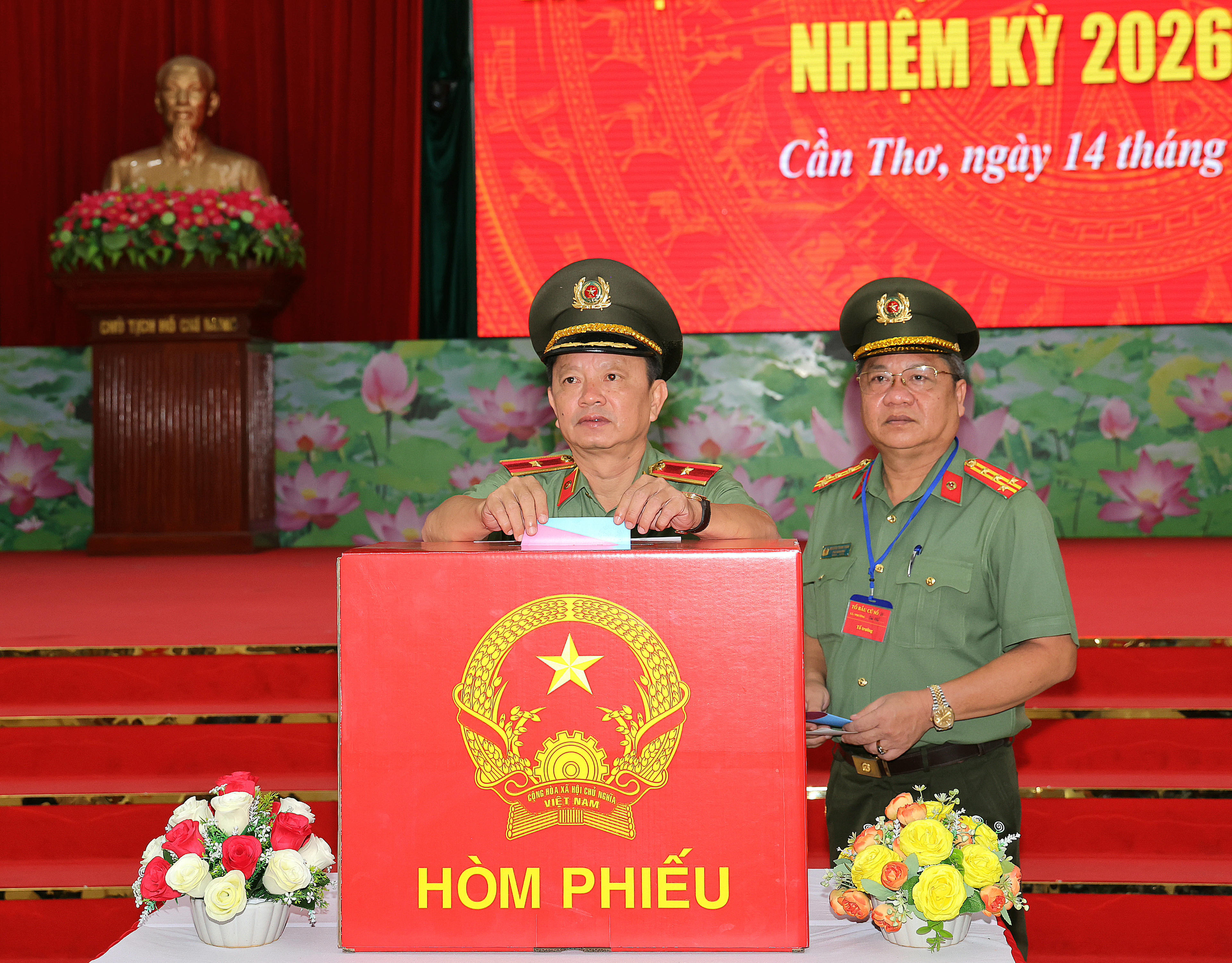 Thiếu tướng Huỳnh Việt Hòa bỏ phiếu bầu&nbsp;tại Tổ bầu cử số 23. Ảnh: Trung Phạm.