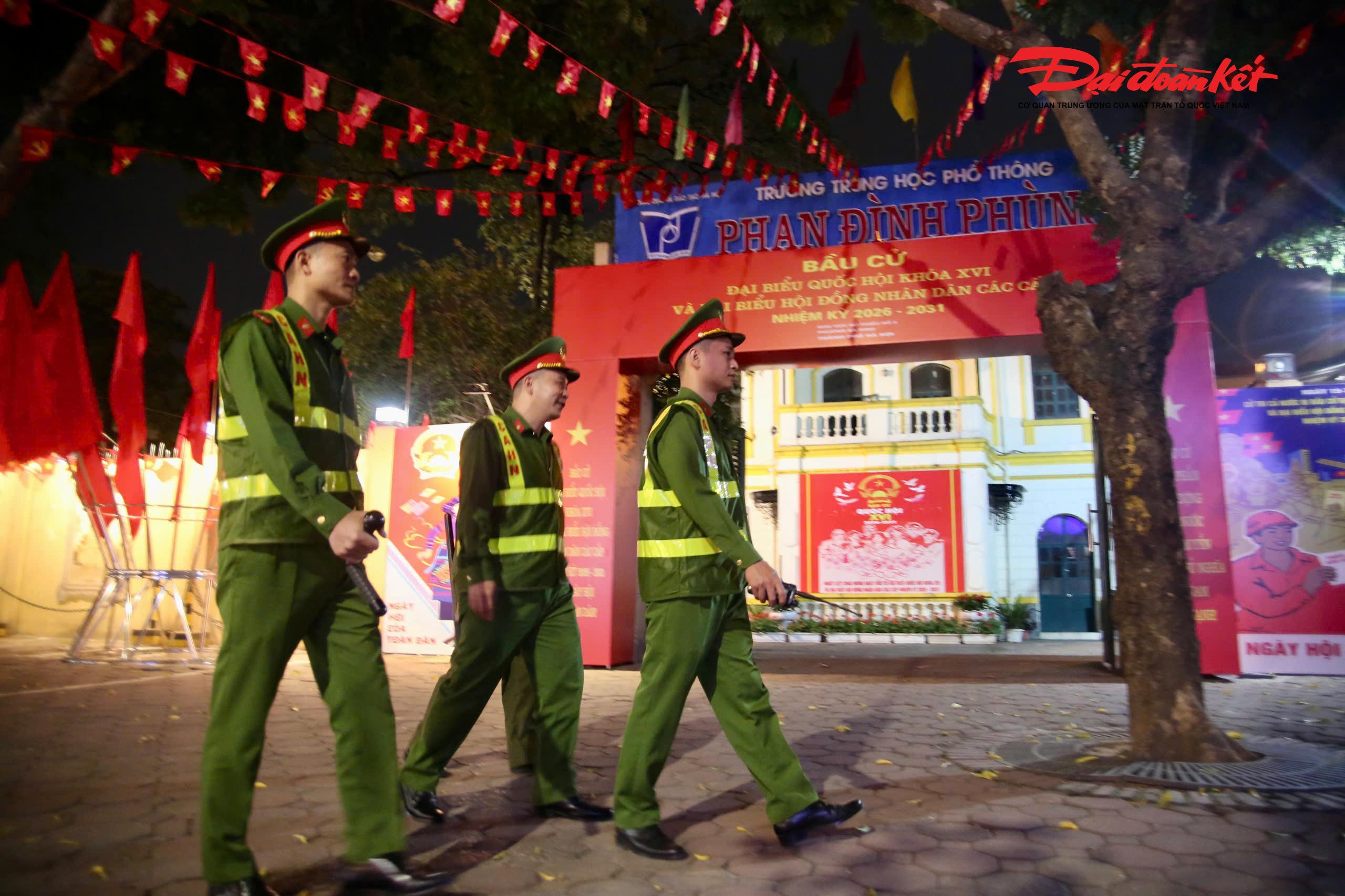 Trên địa bàn phường Ba Đình hiện có nhiều đơn vị bầu cử và điểm bỏ phiếu. Vì vậy, trong thời gian trước, trong và sau ngày bầu cử, lực lượng CSGT và Công an phường duy trì chế độ ứng trực 100% quân số, tăng cường tuần tra, kiểm soát, chủ động nắm tình hình, sẵn sàng xử lý kịp thời các tình huống phát sinh, không để xảy ra bị động, bất ngờ.