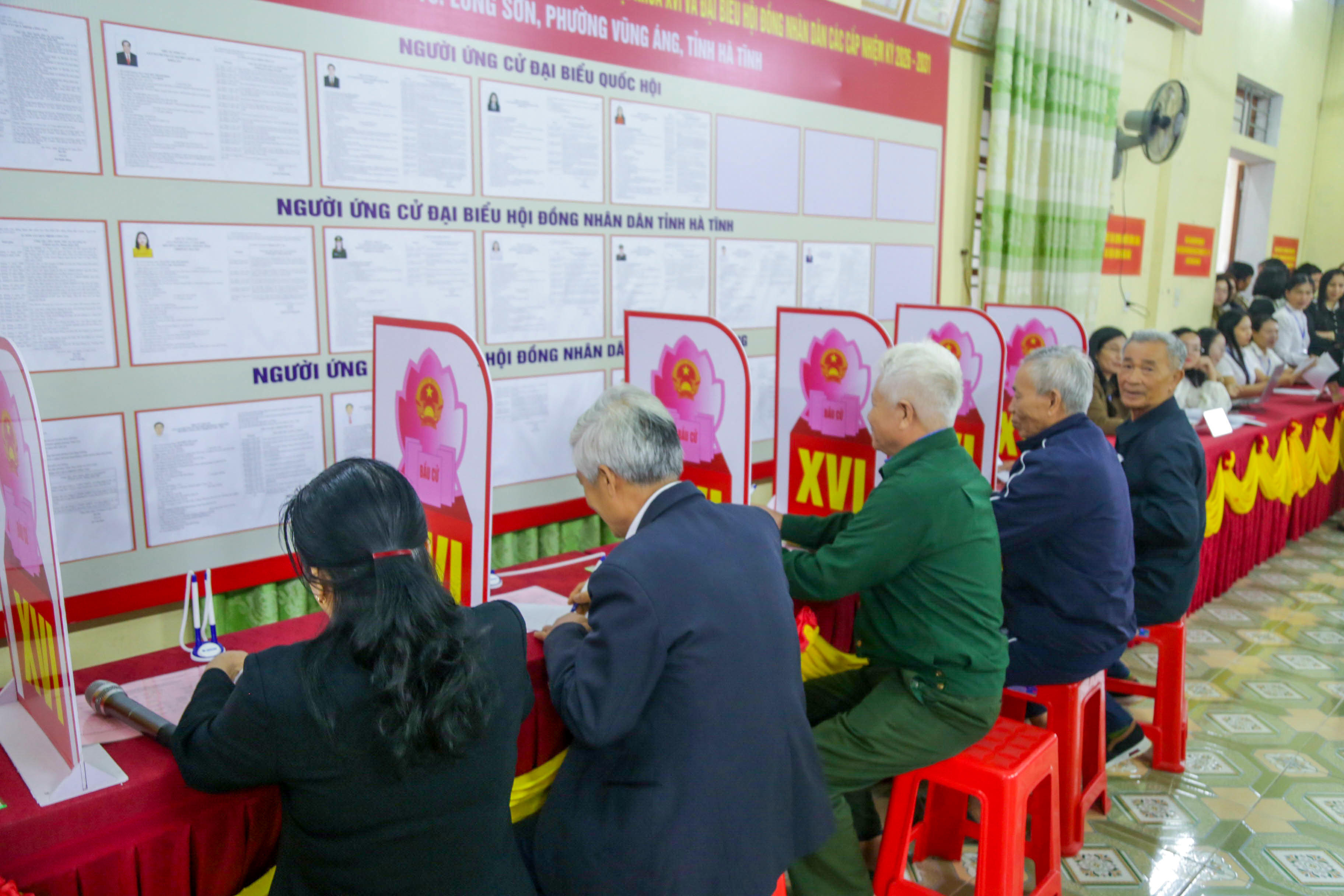 Cử tri phường Vũng Áng thực hành viết phiếu bầu trong buổi vận hành thử quy trình bầu cử tại khu vực bỏ phiếu.