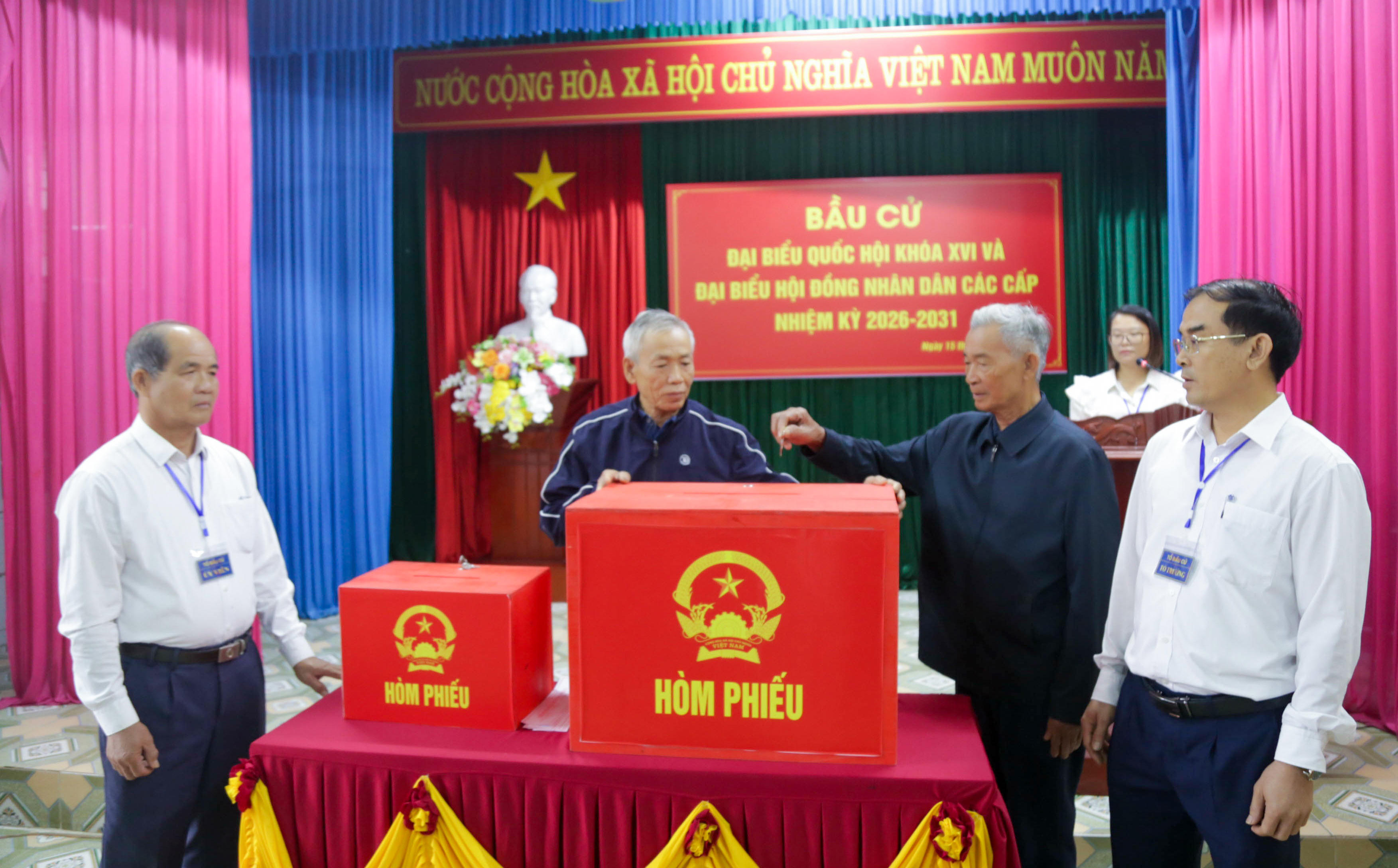 Các thành viên tổ bầu cử kiểm tra, niêm phong hòm phiếu trước khi tiến hành bỏ phiếu trong buổi diễn tập.