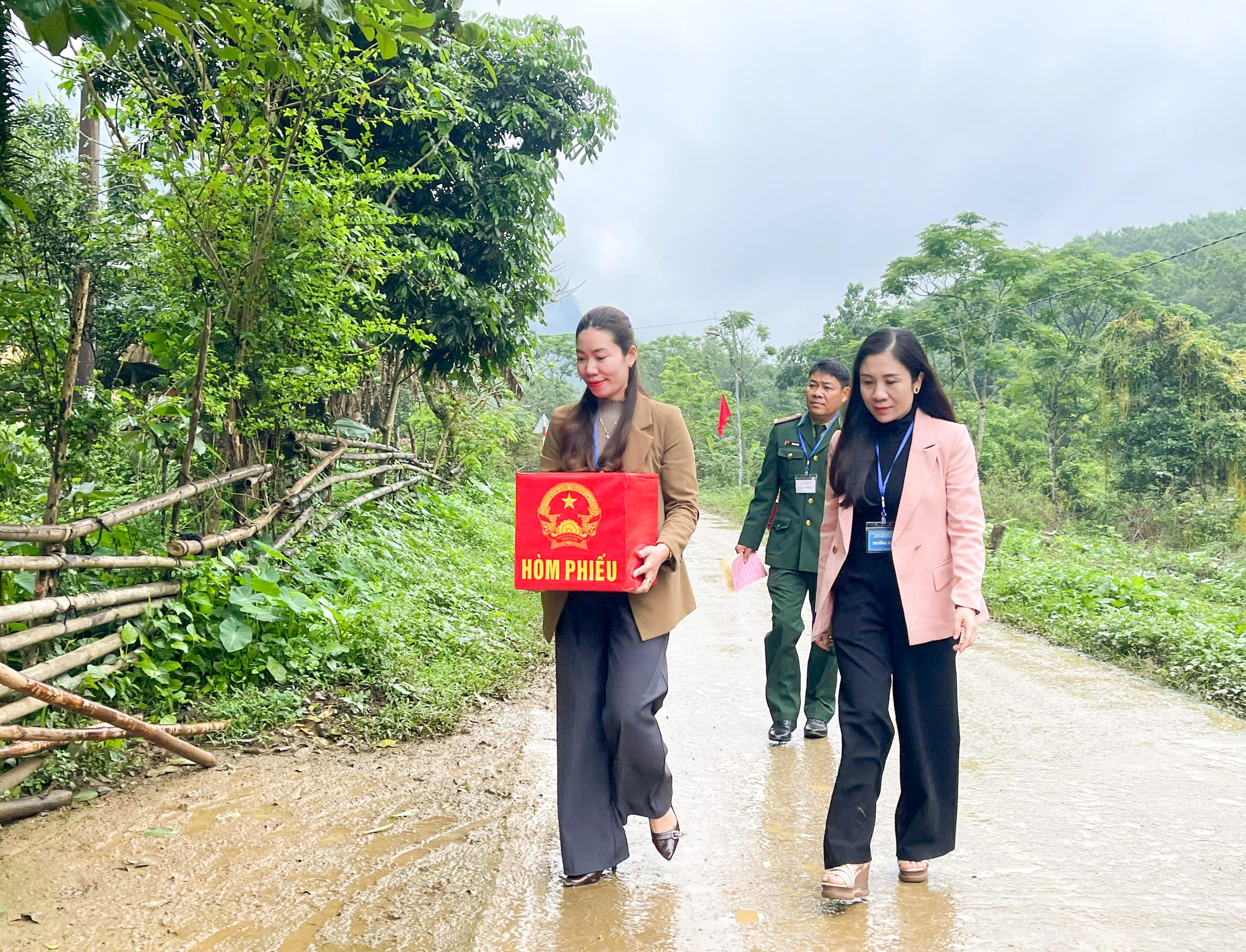 Tổ bầu cử đã mang hòm phiếu phụ đến tận nhà để các cử tri thực hiện quyền của mình.