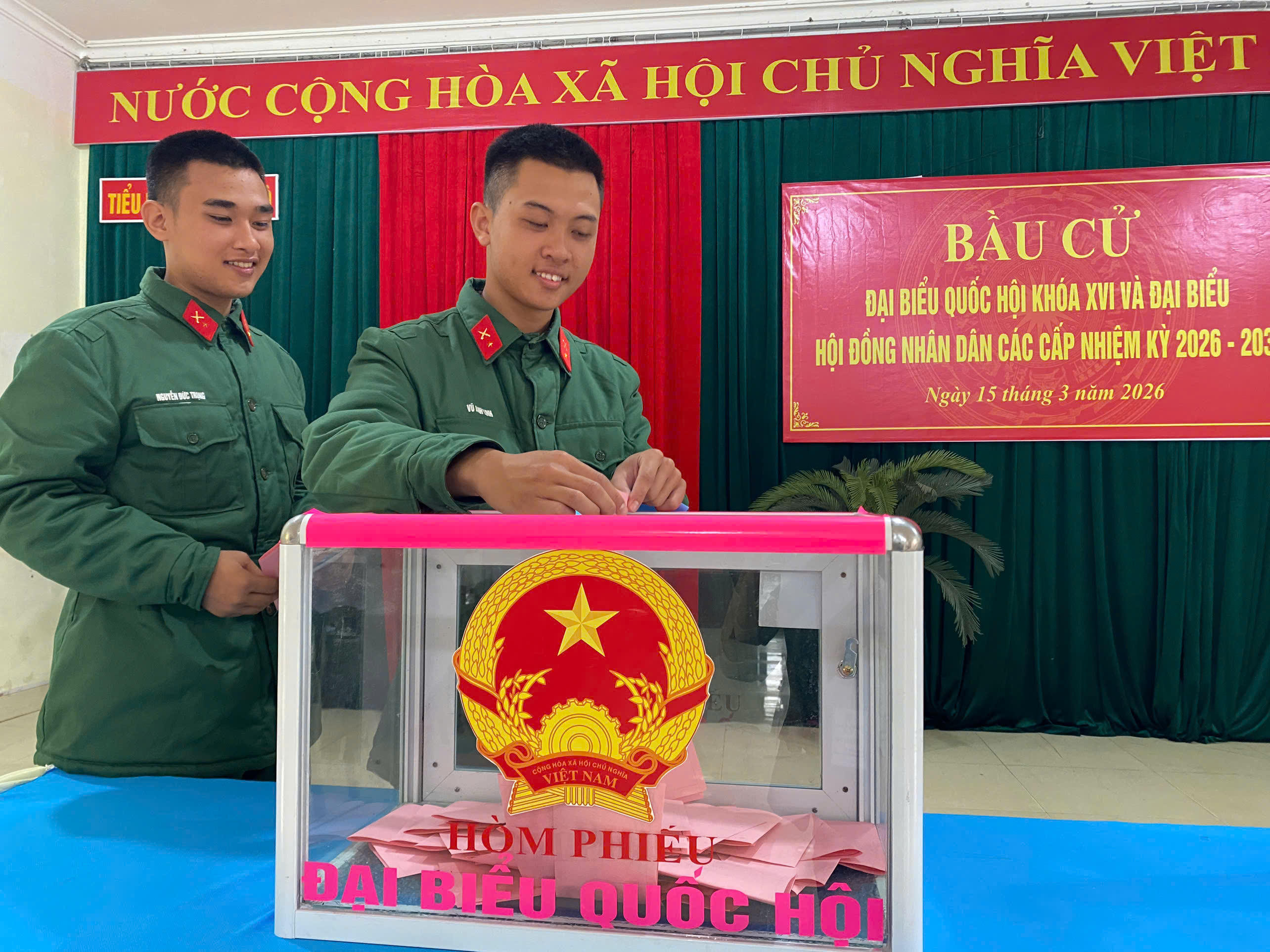 Các tân binh vừa nhập ngũ phấn khởi tham gia bỏ phiếu bầu cử tại khu vực bỏ phiếu số 16 đặc khu Cô Tô - Tiểu đoàn đảo Cô Tô. 