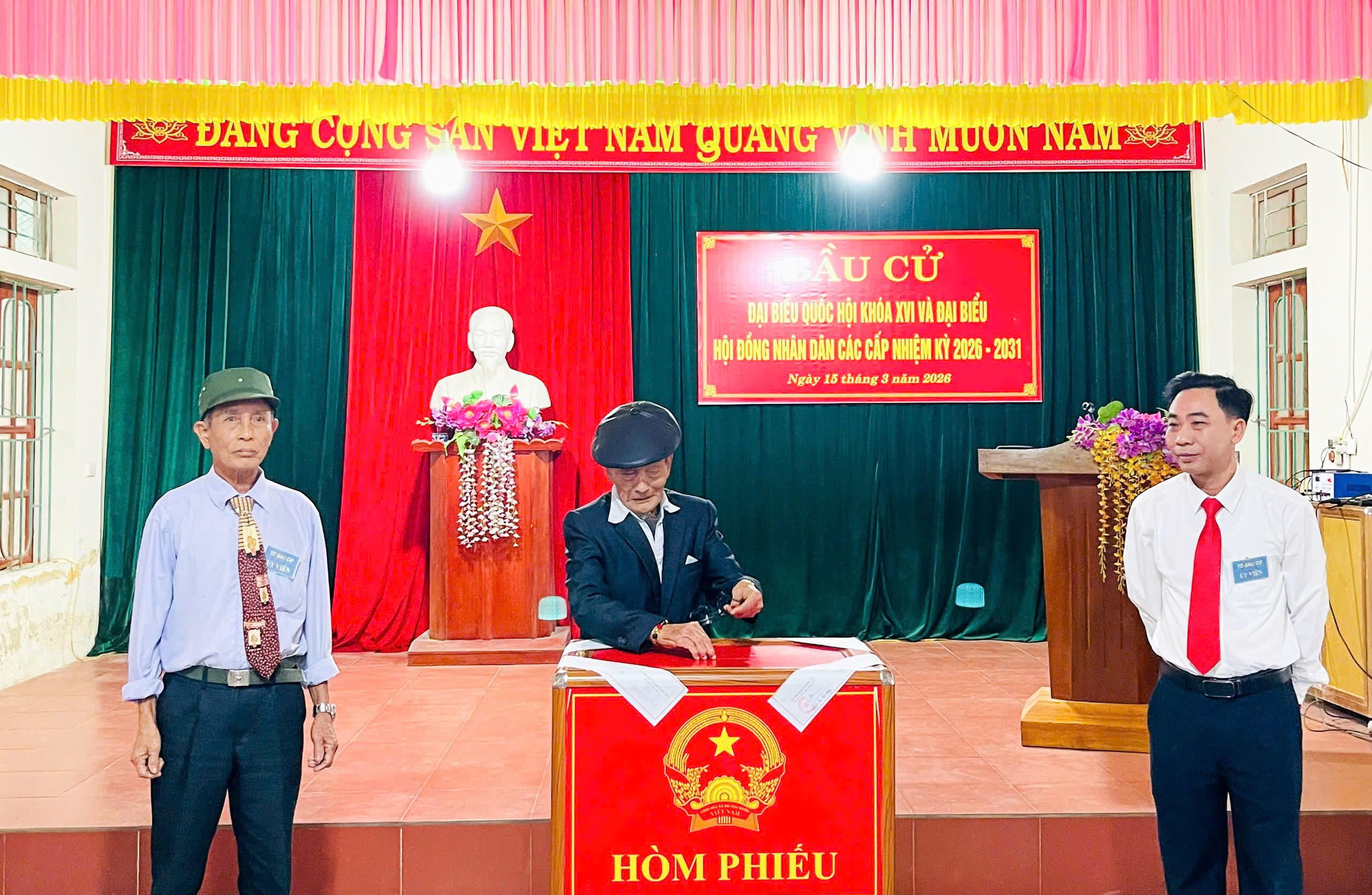 Cụ Lê Ngọc Vân (96 tuổi) chuẩn bị trang phục chỉnh tề và đến điểm bỏ phiếu để tự tay bỏ lá phiếu của mình.