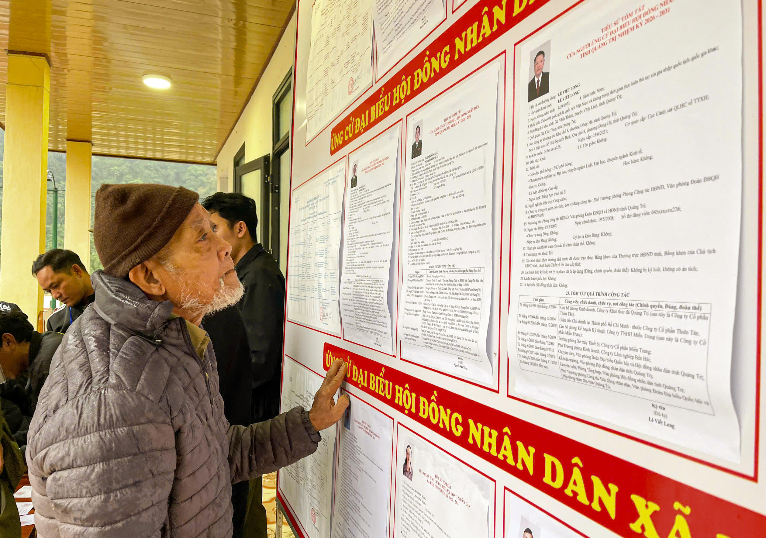 Ông Ngọc Man có mặt tại khu vực bỏ phiếu từ sớm. 