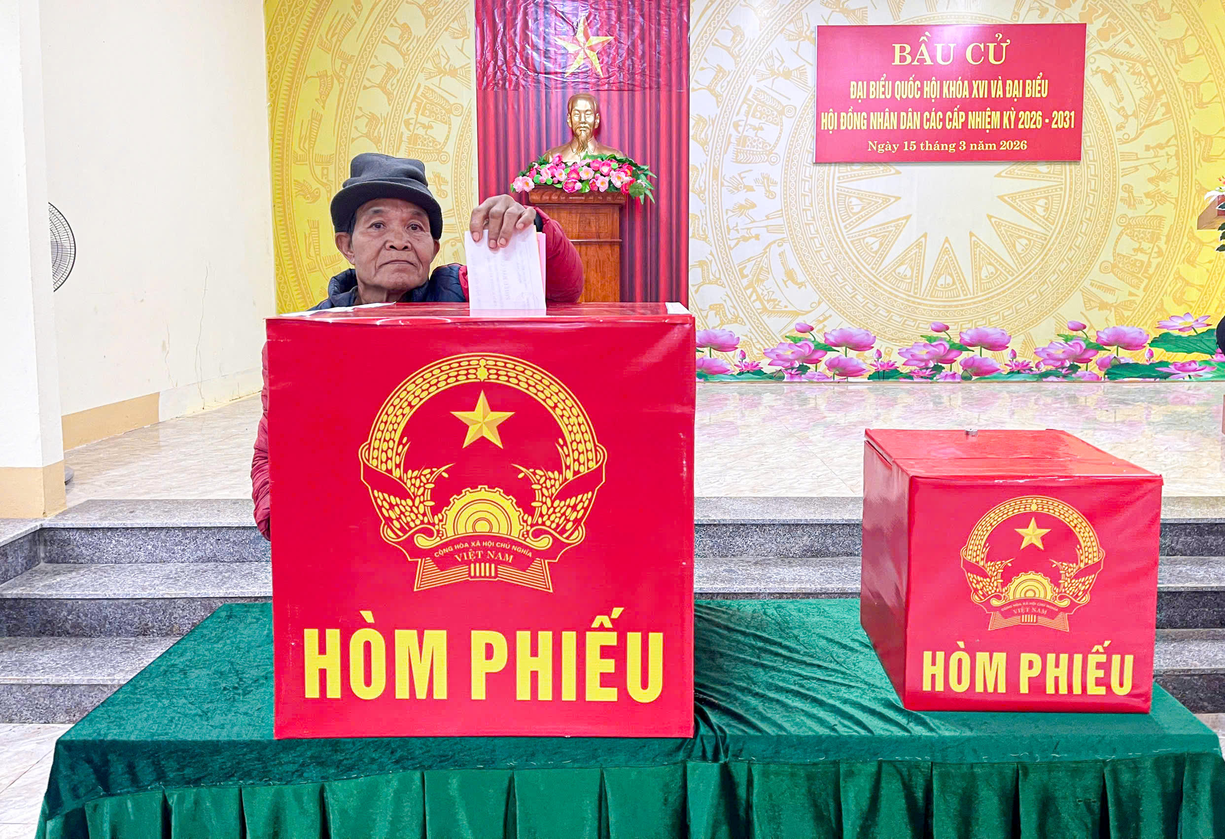 Giữa đại ngàn Rục Làn, những lá phiếu được bỏ vào hòm phiếu không chỉ là quyền và nghĩa vụ công dân, mà còn là niềm tin của đồng bào nơi rừng sâu vào một tương lai ngày càng đổi thay của bản làng.