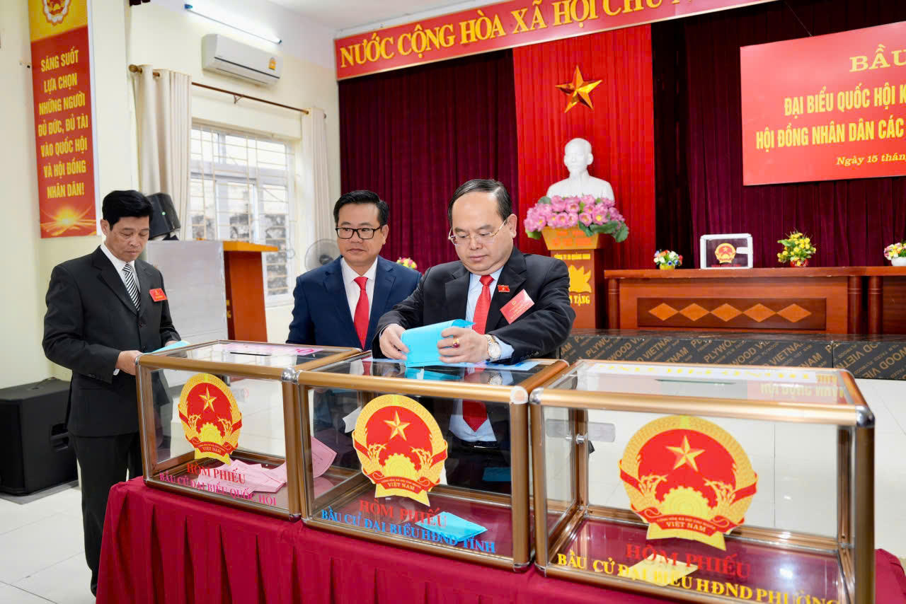 Bí thư Tỉnh ủy Quảng Ninh Quản Minh Cường tham gia bầu cử tại khu vực bỏ phiếu số 16 phường Hạ Long - Nhà văn hóa khu Hồng Hà 3. Ảnh: Ngọc Anh.