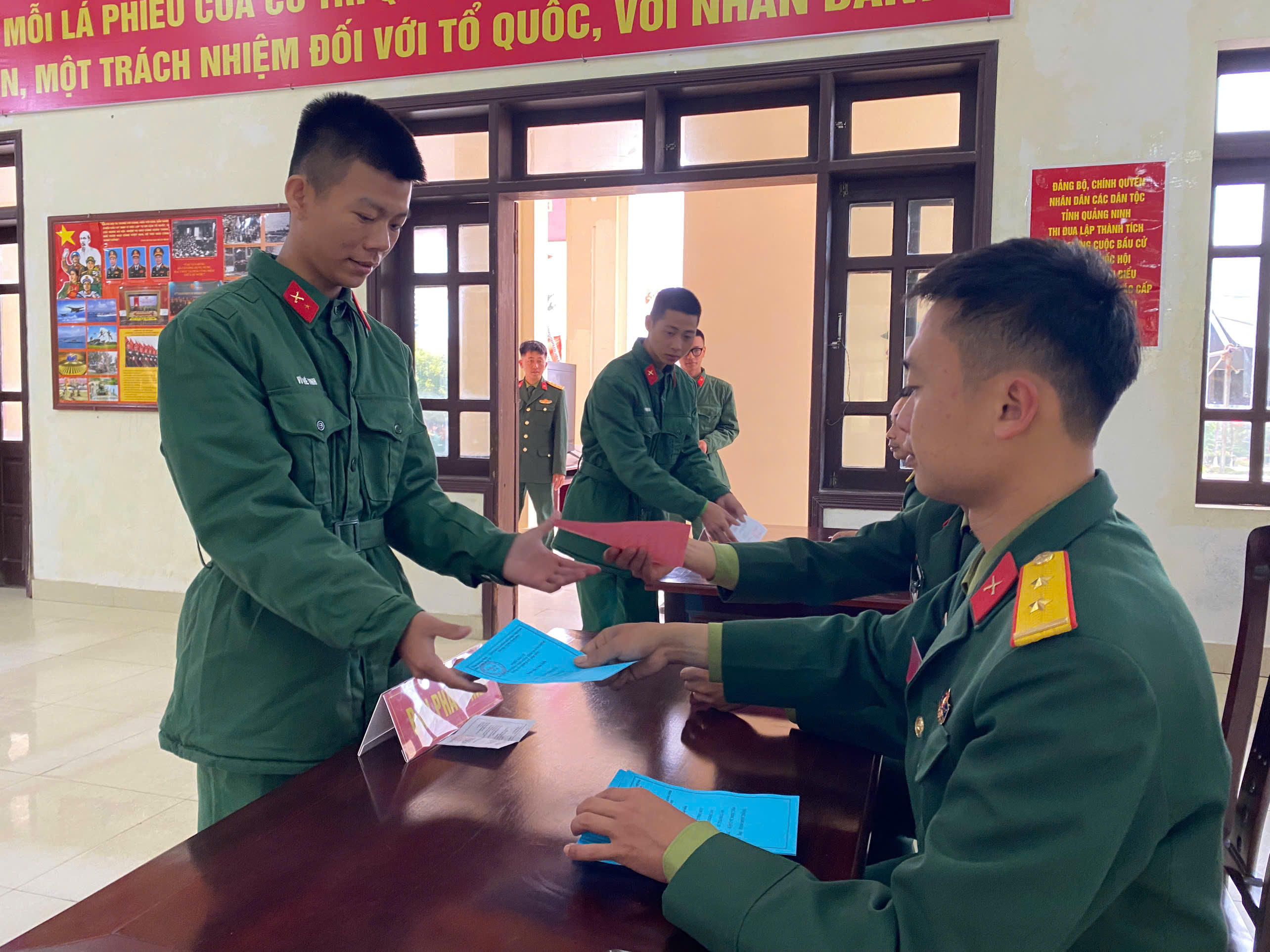 Lãnh đạo Đảng, Nhà nước cùng cử tri cả nước thực hiện quyền bầu cử