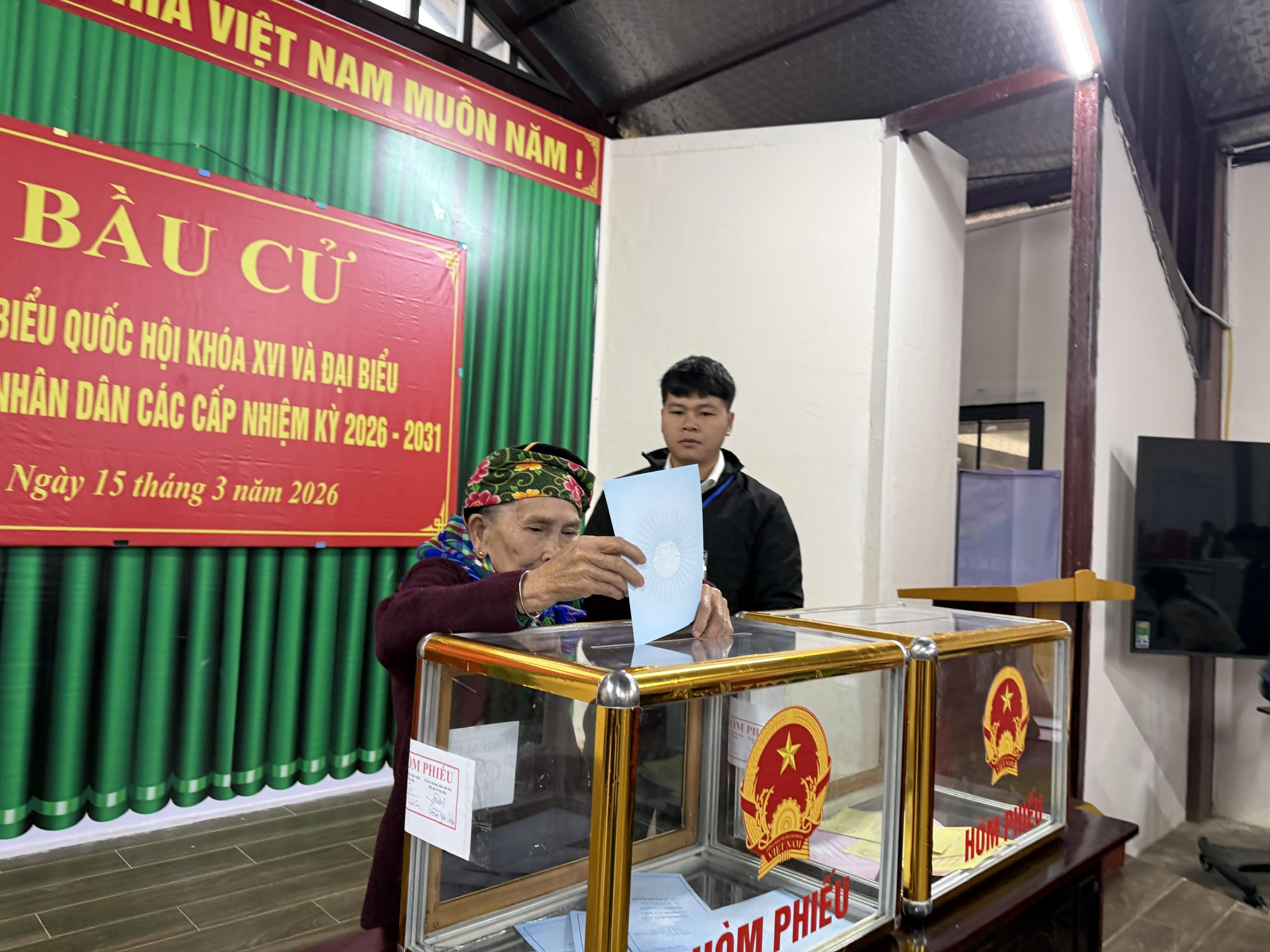 Cử tri tại Làng Nủ, Phúc Khánh, Lào Cai đi bỏ phiếu. Ảnh: Ngô Hùng.