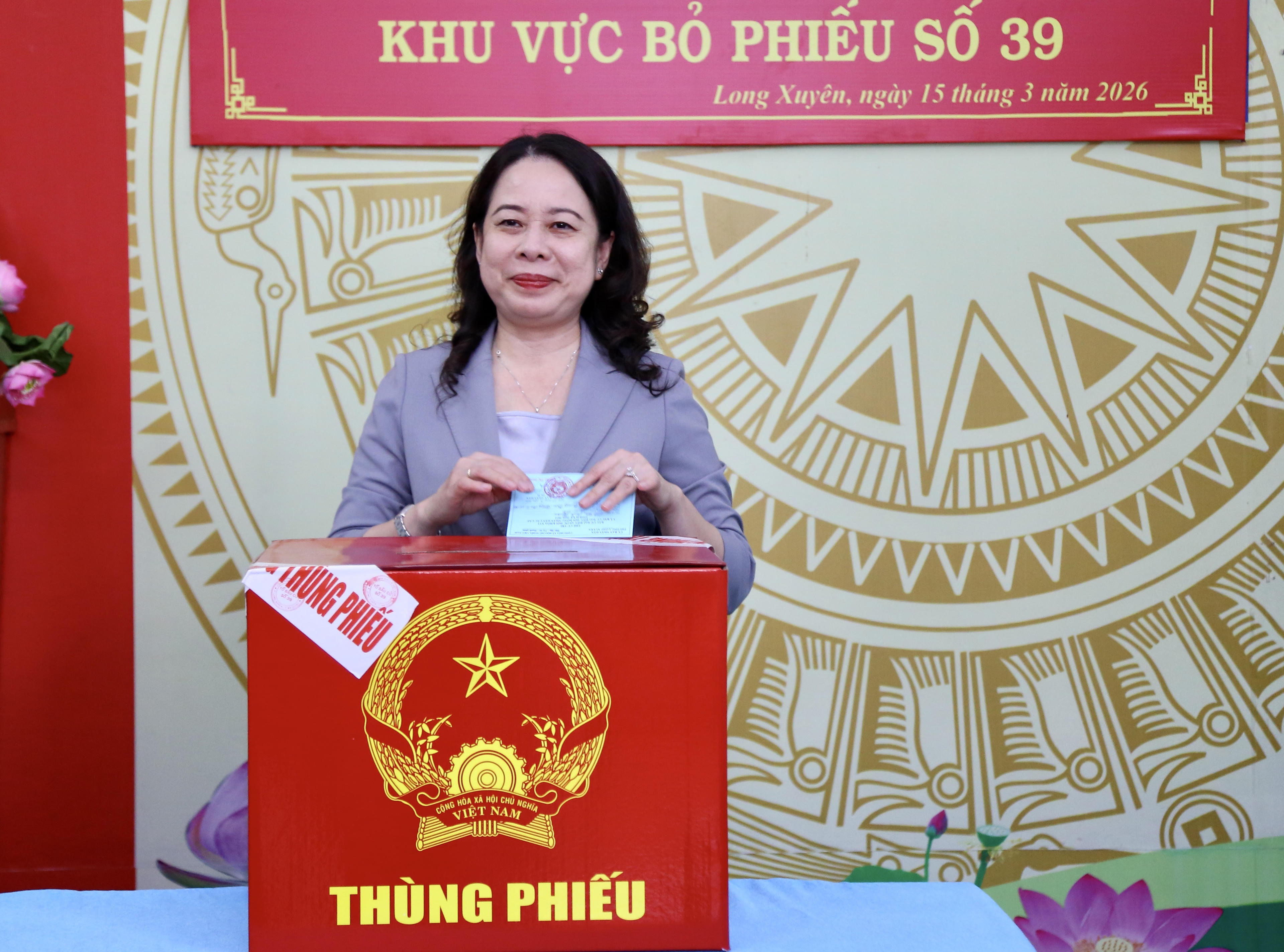 Bí thư Trung ương Đảng, Phó Chủ tịch nước Võ Thị Ánh Xuân bỏ phiếu bầu cử Đại biểu Quốc hội khóa XVI và đại biểu HĐND các cấp, nhiệm kỳ 2026 – 2031 tại khu vực bỏ phiếu số 39, phường Long Xuyên, tỉnh An Giang. Ảnh: Thanh Tiến. 