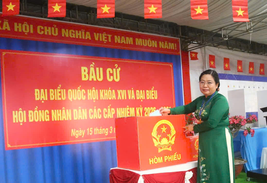 Bà Hồ Thị Cẩm Đào, Phó Bí thư Thành ủy, Chủ tịch UBMTTQ Việt Nam TP Cần Thơ bỏ phiếu tại Khu vực số 16, đơn vị bầu cử số 2, phường Mỹ Xuyên, TP Cần Thơ. Ảnh; Trung Kiên.