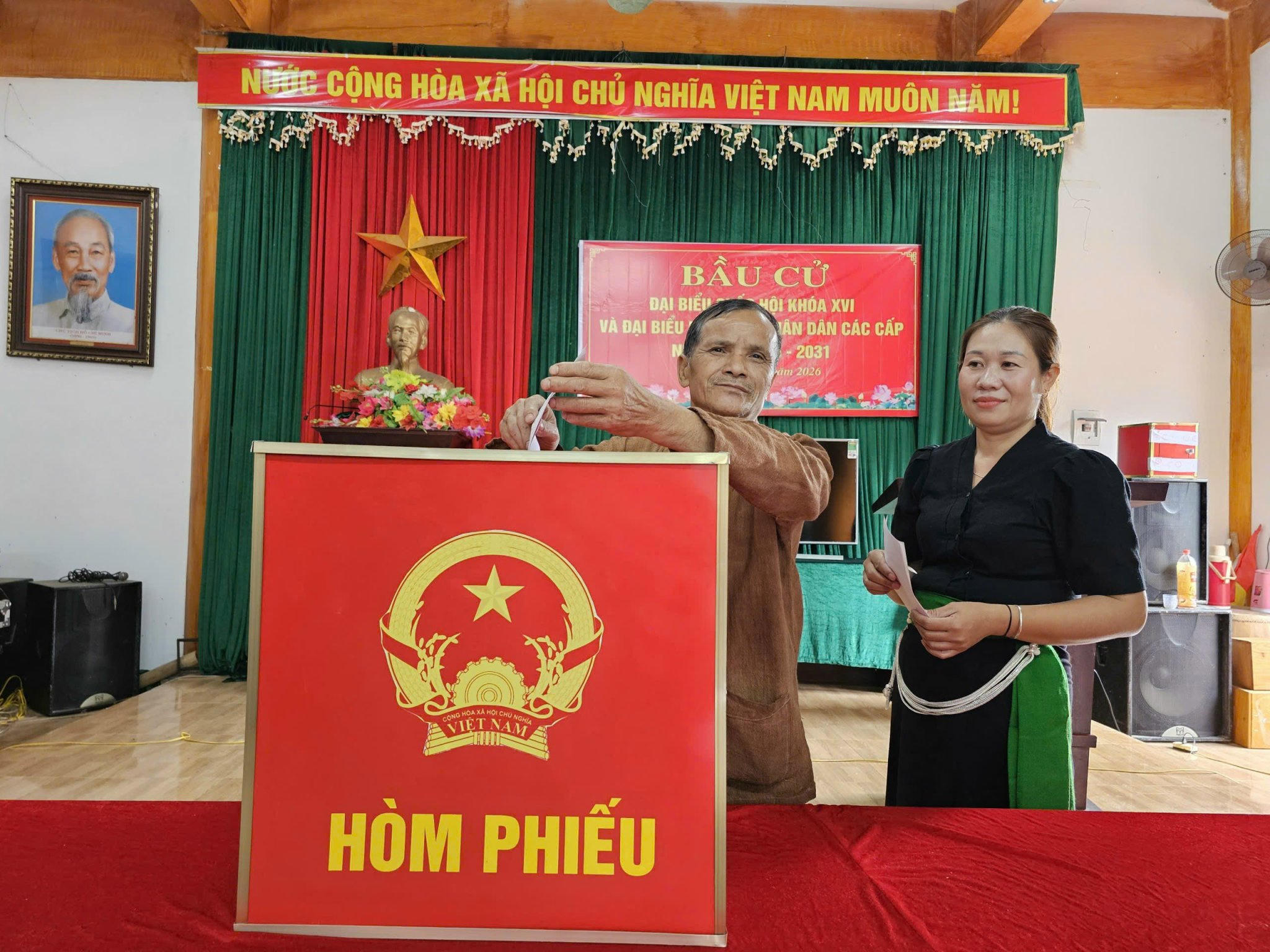 Cử tri xã Nga My (Nghệ An) tham gia bỏ phiếu.