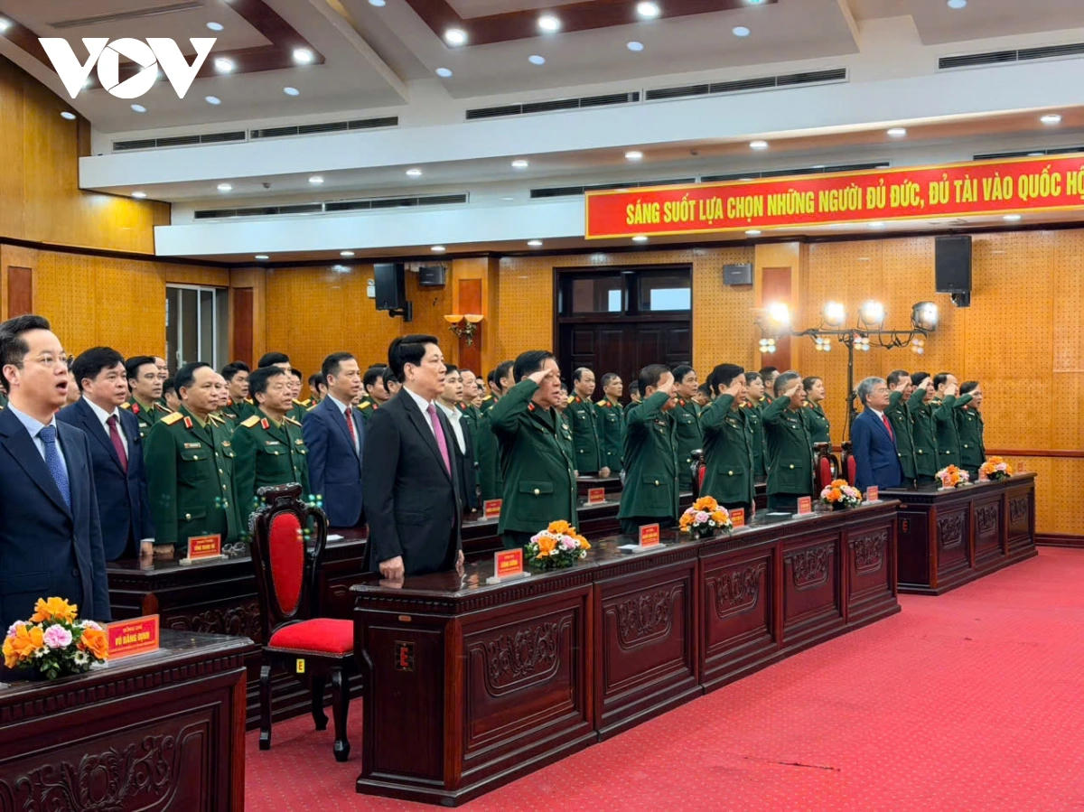 Chủ tịch nước Lương Cường và các đại biểu thực hiện nghi thức chào cờ tại lễ khai mạc bầu cử tại điểm bỏ phiếu ở Bộ Quốc phòng. 