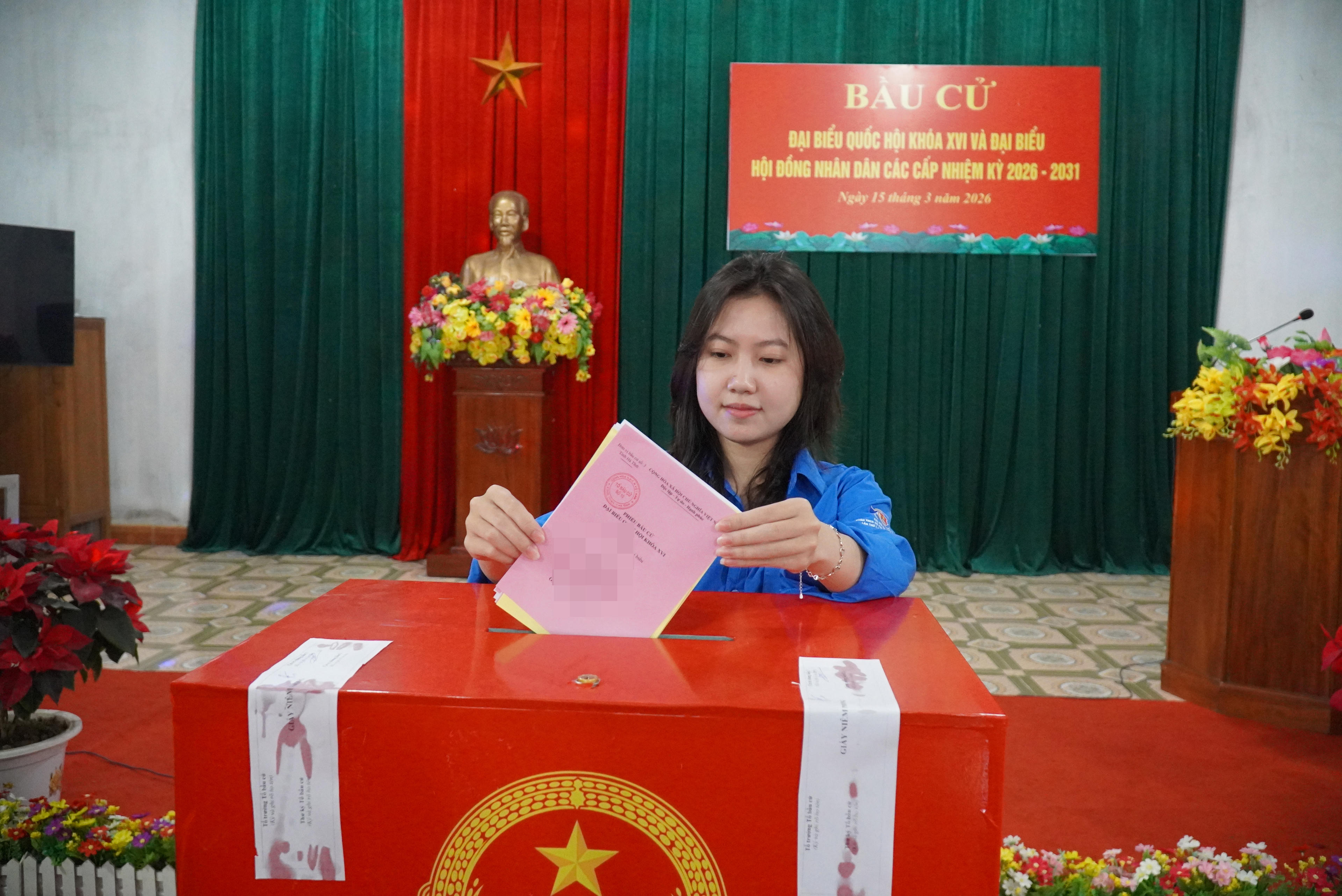 Nguyễn Khánh Huyền tích cực hướng dẫn, hỗ trợ cử tri thực hiện quy trình bầu cử.