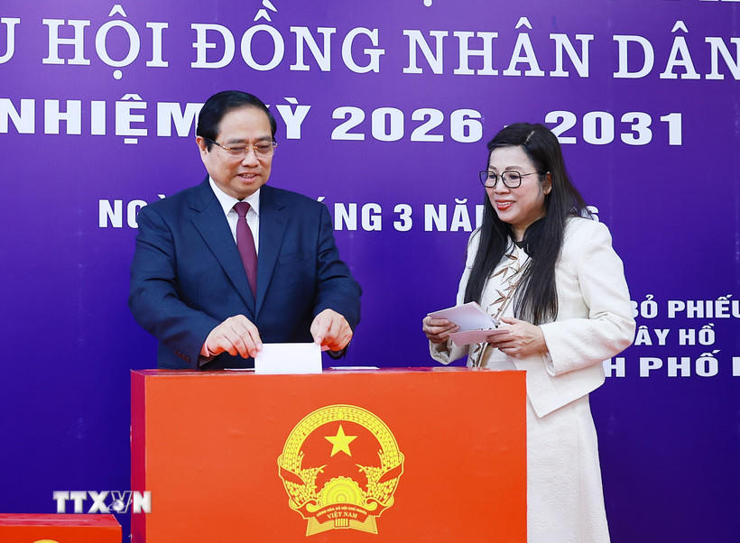 Thủ tướng Phạm Minh Chính và Phu nhân bỏ phiếu bầu tại Khu vực bỏ phiếu số 21, phường Tây Hồ, thành phố Hà Nội.