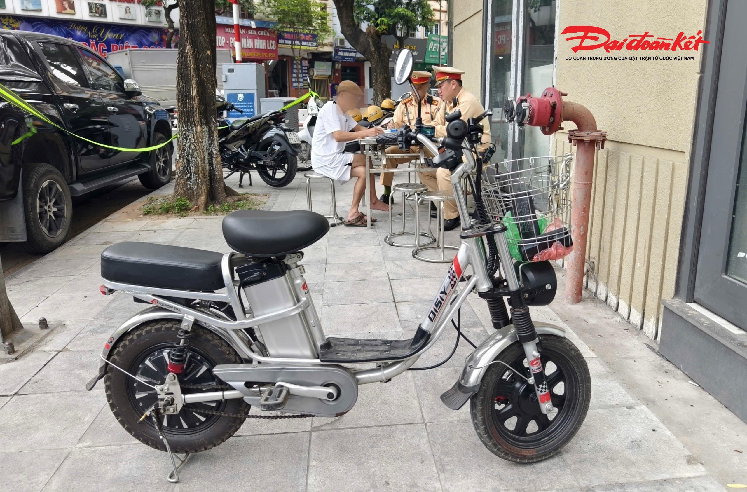 Một trường hợp khác là ông N.V.N (65 tuổi, trú tại Bạch Mai) điều khiển xe đạp điện vi phạm ở mức 0,026 mg/L khí thở.